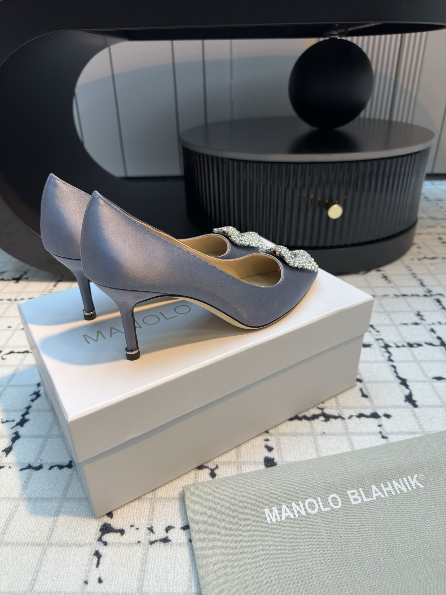 Manolo Blahnik’s Custom Silk Shoes: Quality and Perfection in Every Detail. - 图片 7