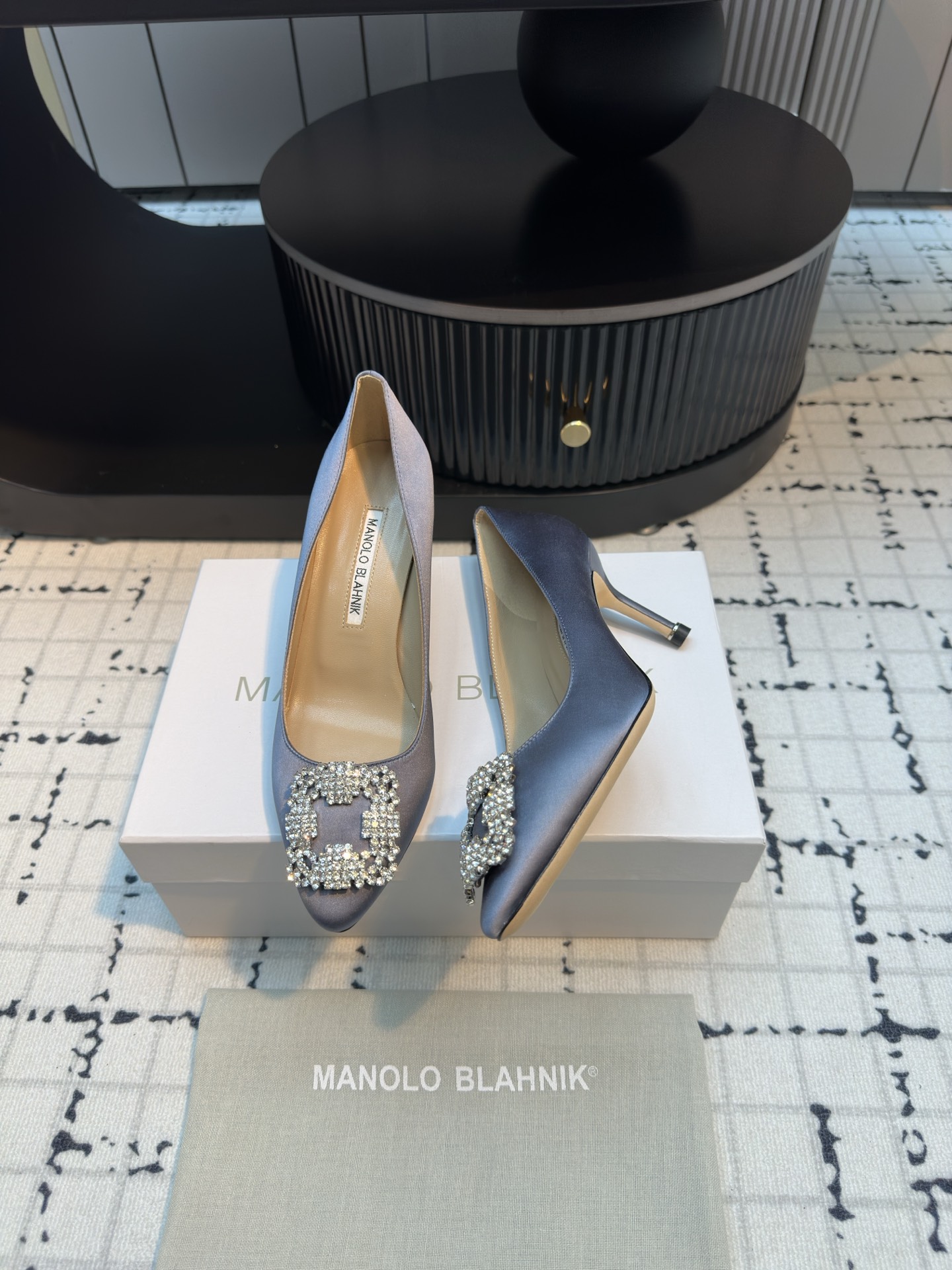 Manolo Blahnik’s Custom Silk Shoes: Quality and Perfection in Every Detail. - 图片 4