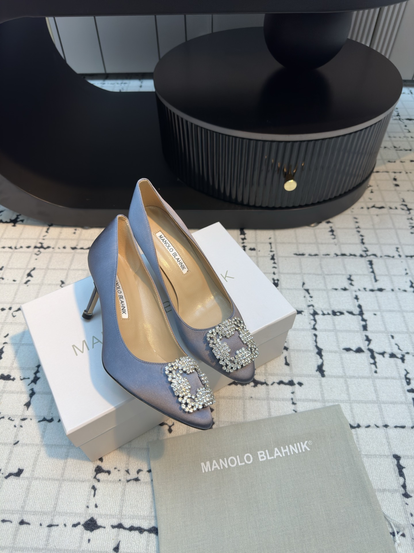 Manolo Blahnik’s Custom Silk Shoes: Quality and Perfection in Every Detail. - 图片 6