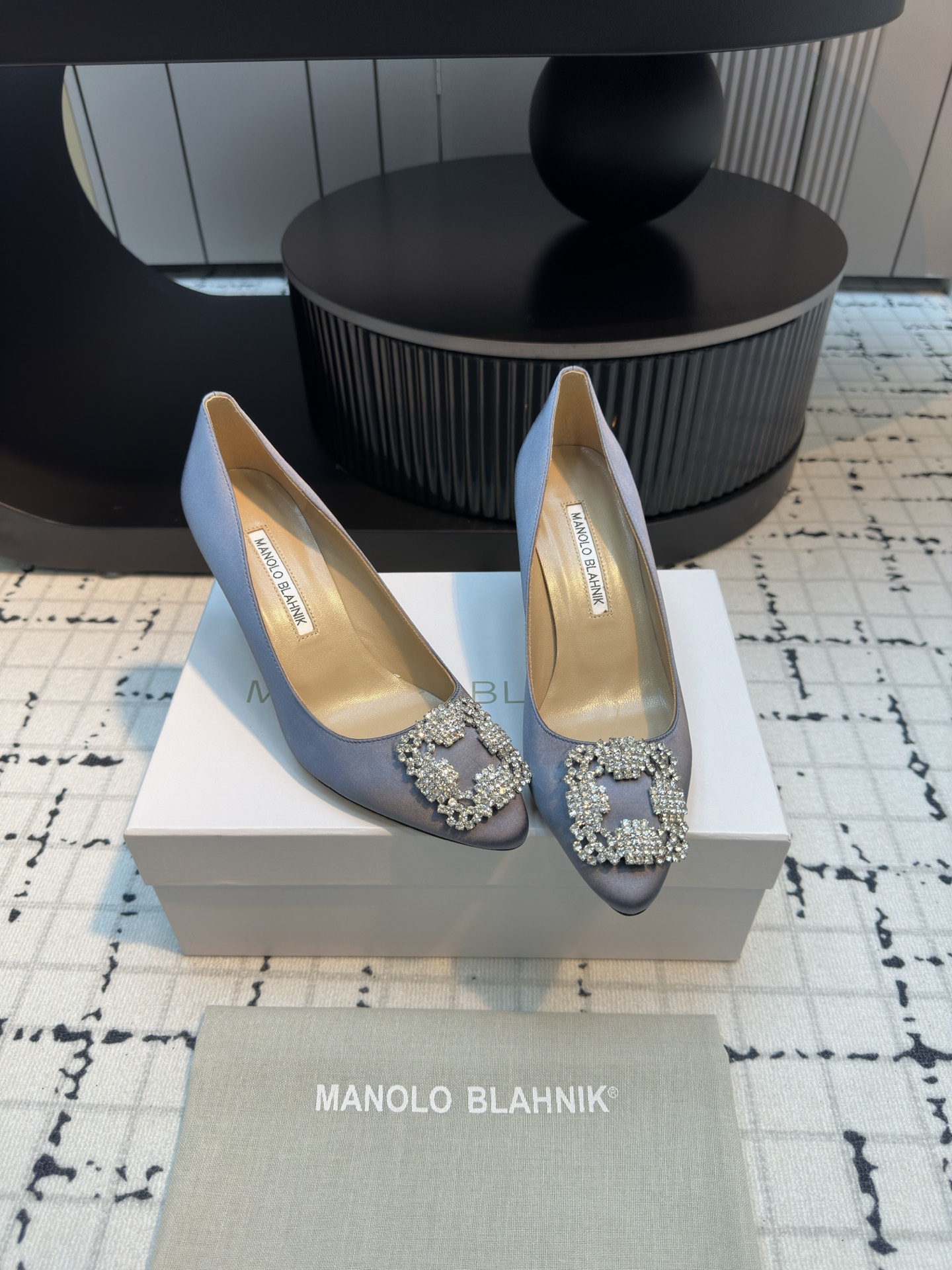 Manolo Blahnik’s Custom Silk Shoes: Quality and Perfection in Every Detail. - 图片 3