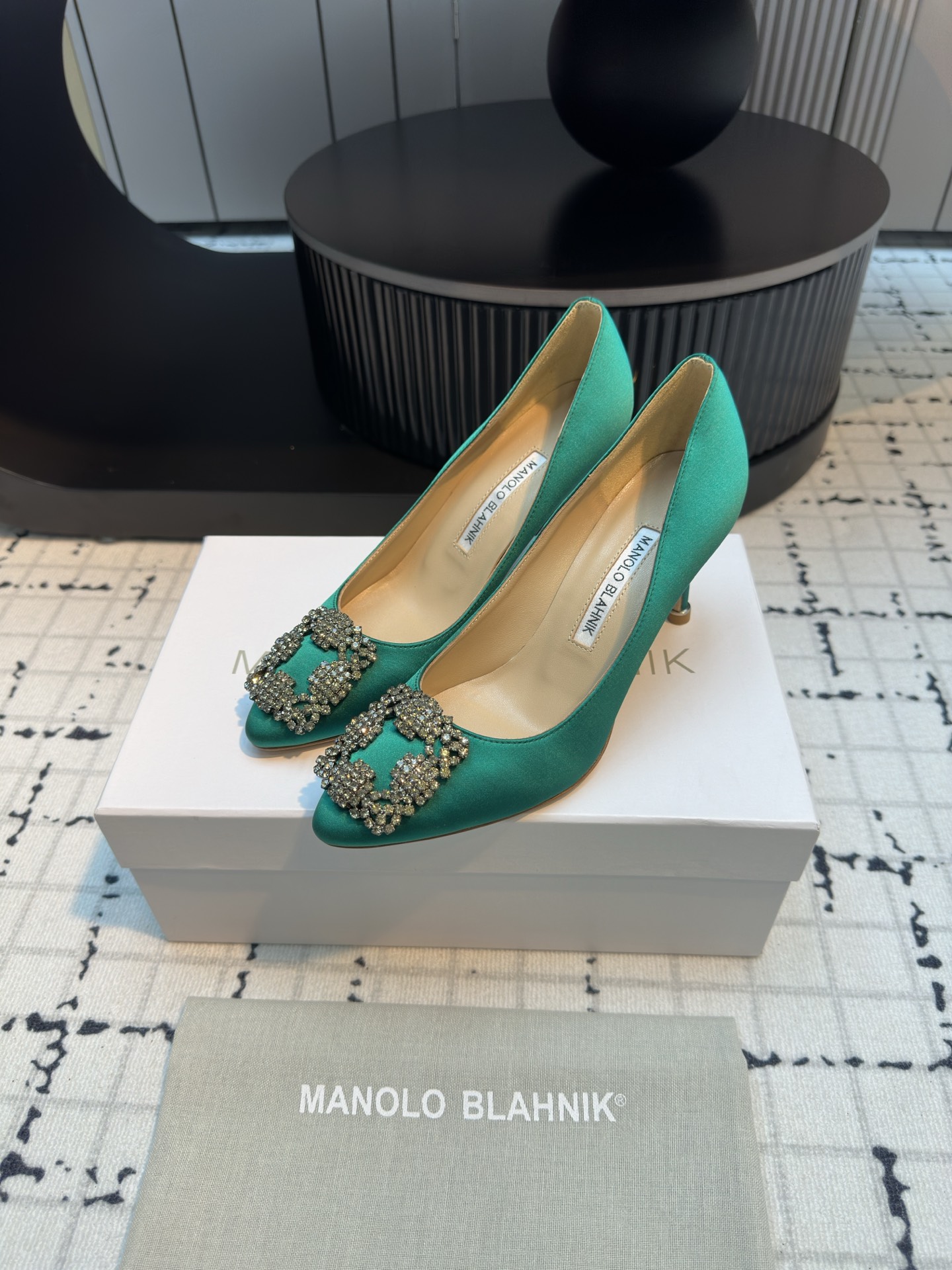 Manolo Blahnik: Customized Luxury Shoes with Italian Top Skin and Silk Fabric - 图片 2