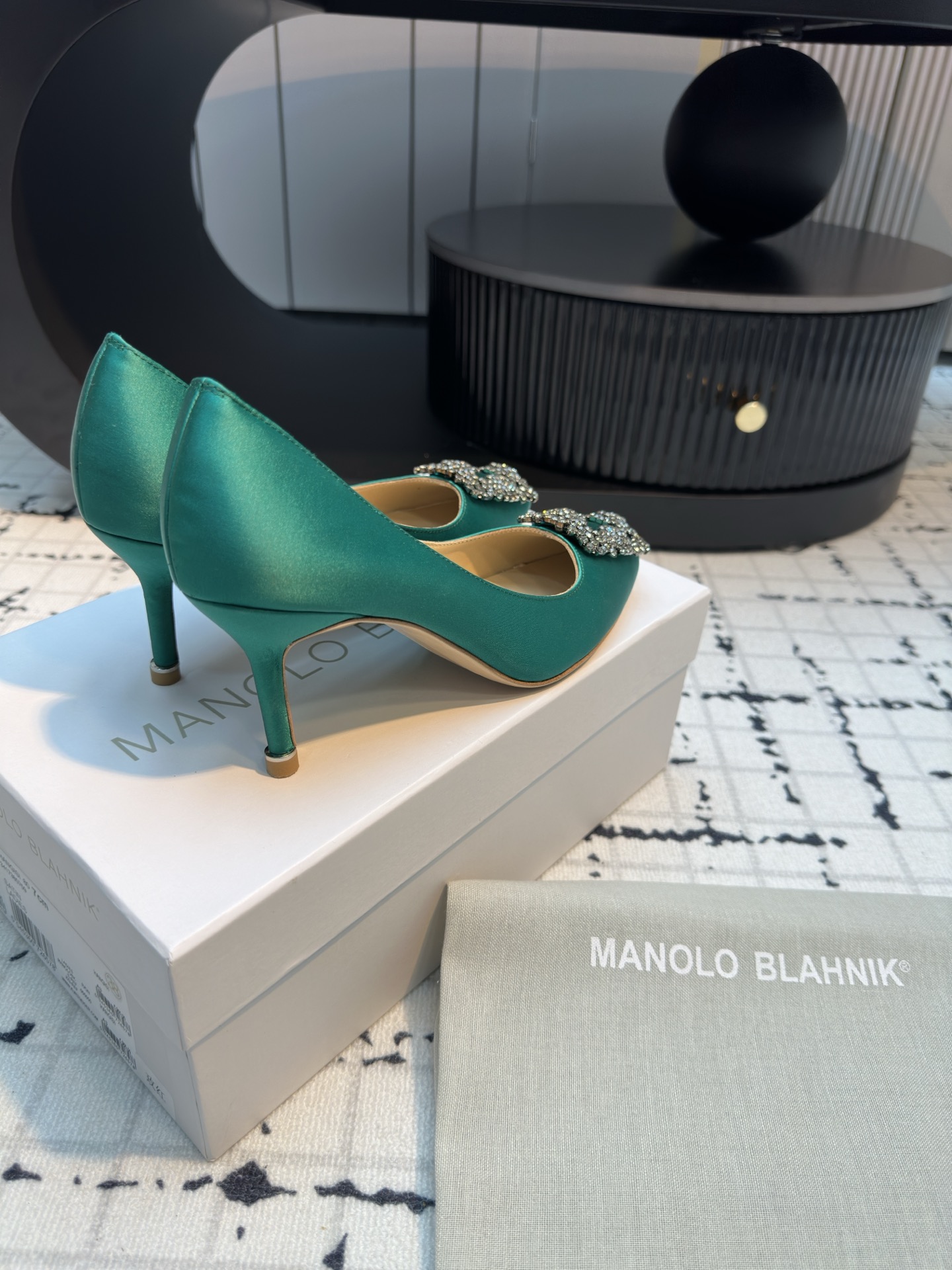Manolo Blahnik: Customized Luxury Shoes with Italian Top Skin and Silk Fabric - 图片 7