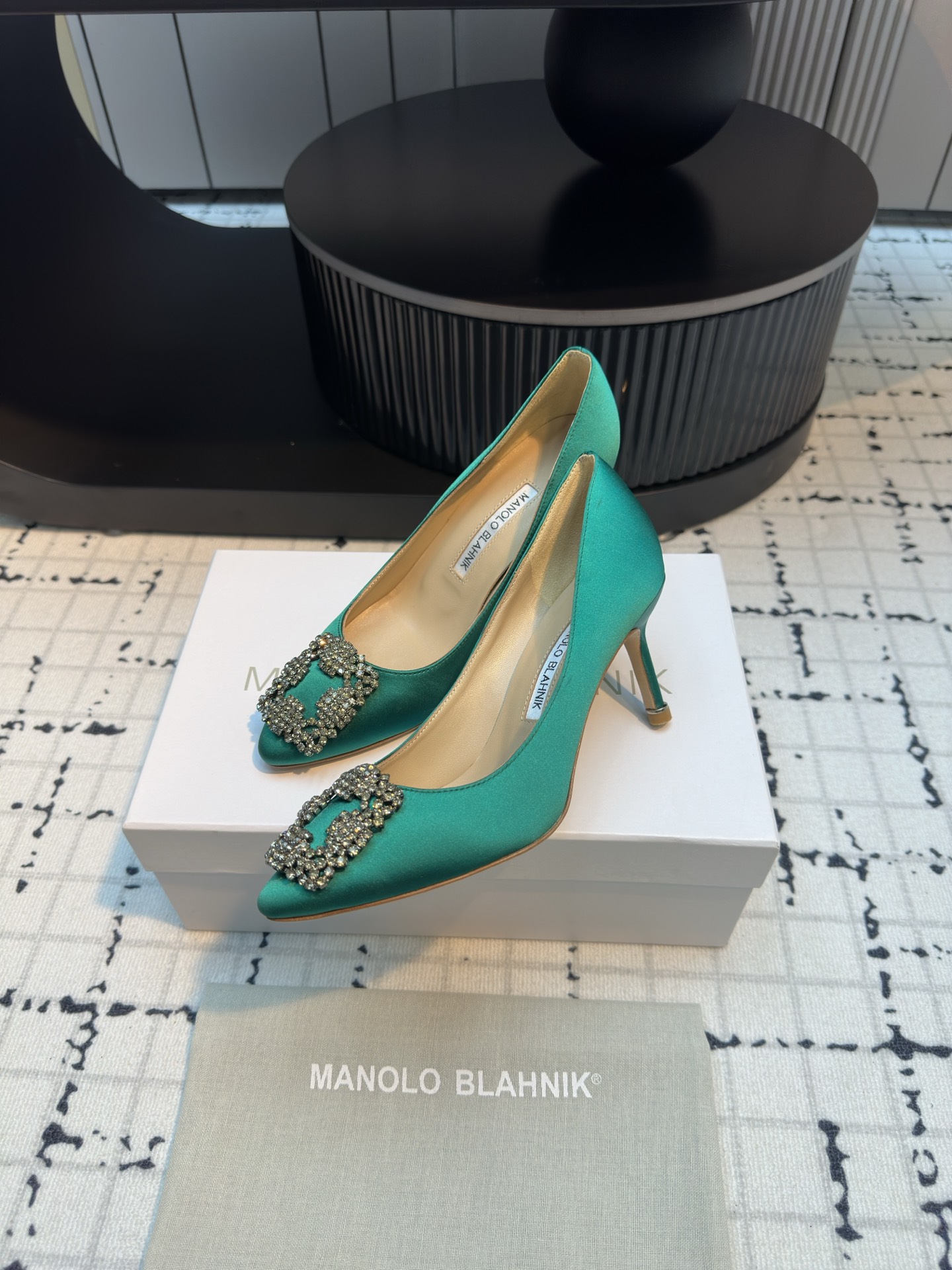 Manolo Blahnik: Customized Luxury Shoes with Italian Top Skin and Silk Fabric - 图片 3