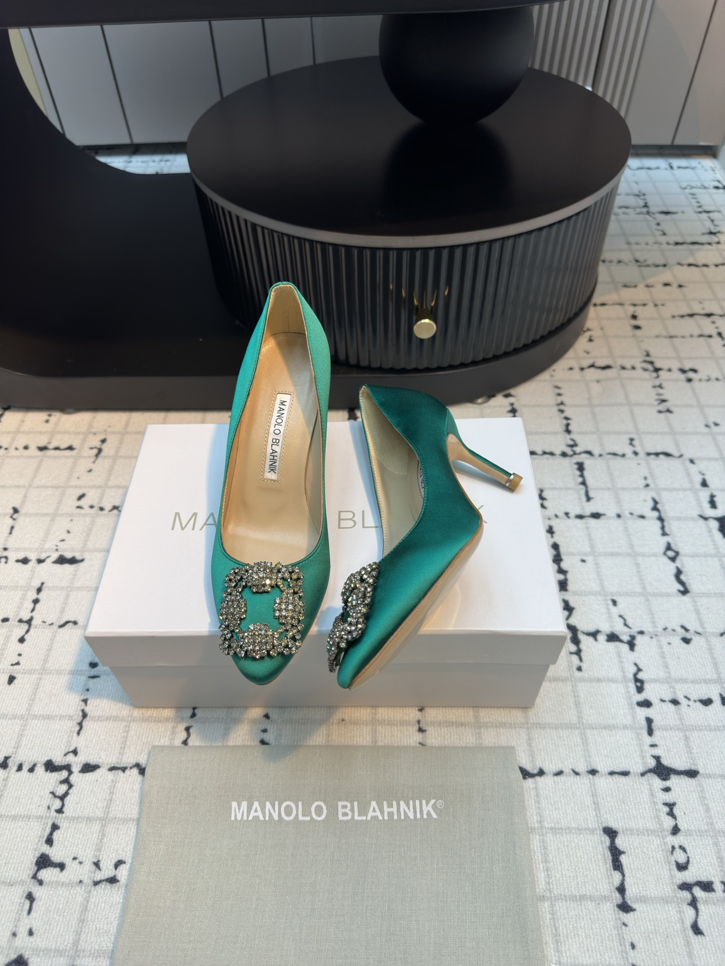 Manolo Blahnik: Customized Luxury Shoes with Italian Top Skin and Silk Fabric - 图片 6