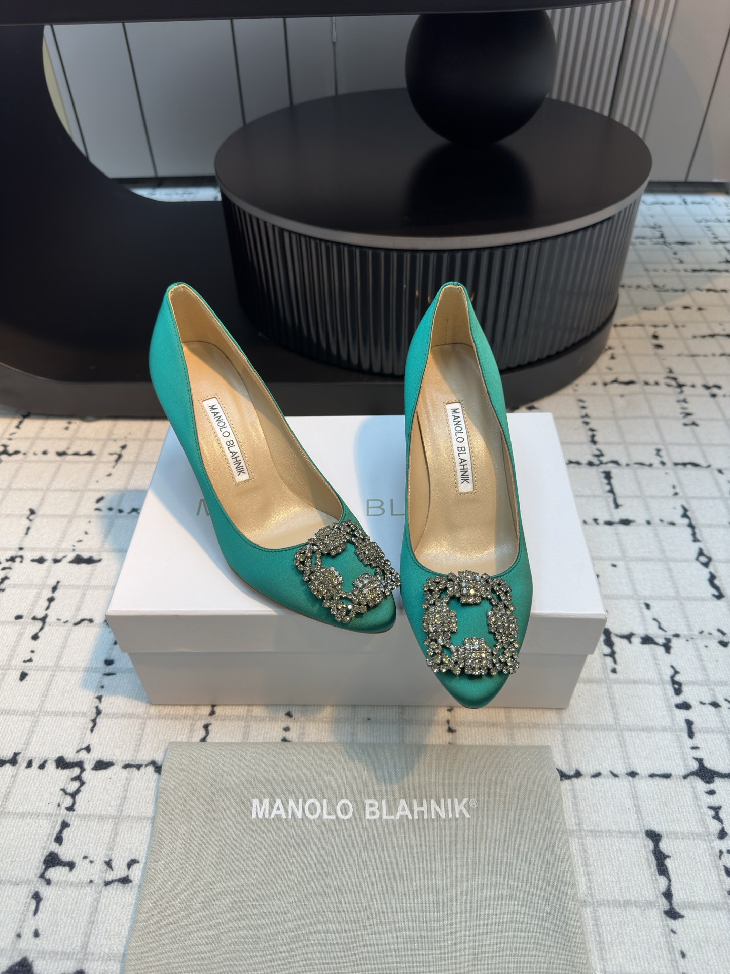 Manolo Blahnik: Customized Luxury Shoes with Italian Top Skin and Silk Fabric - 图片 4