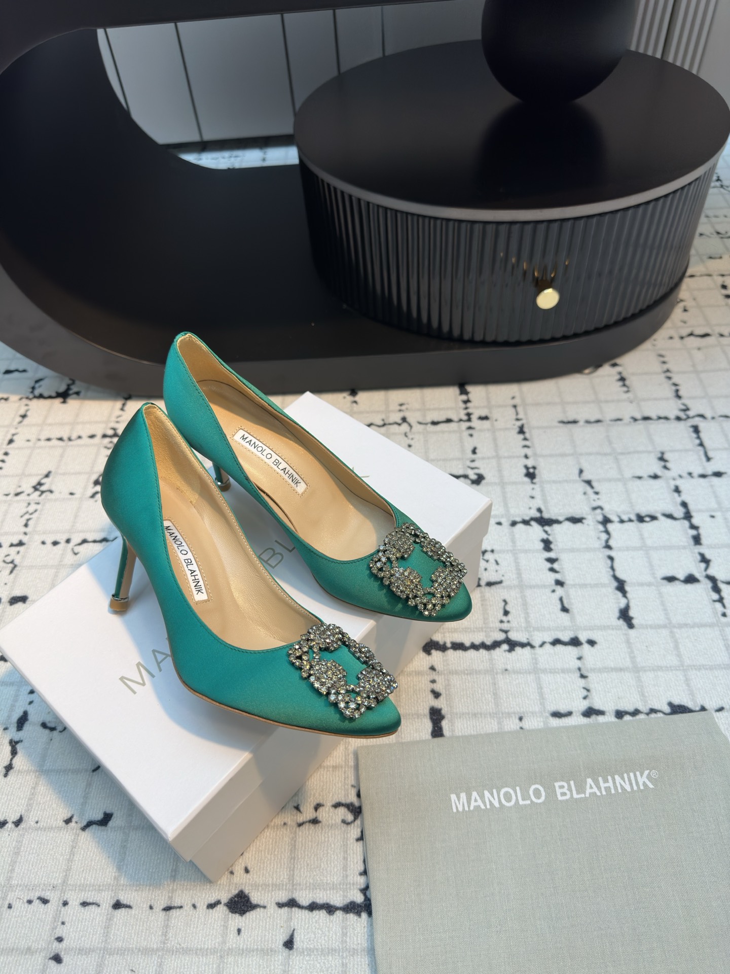 Manolo Blahnik: Customized Luxury Shoes with Italian Top Skin and Silk Fabric - 图片 5