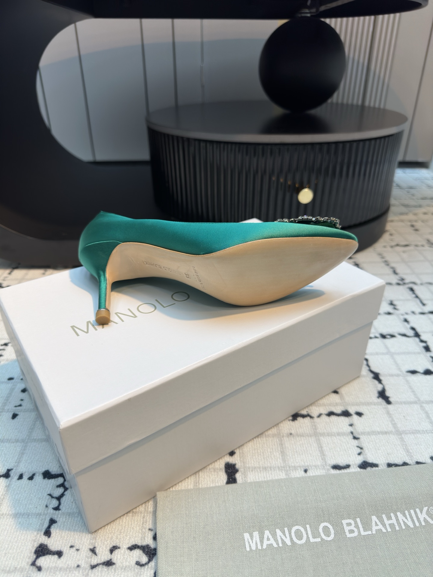 Manolo Blahnik: Customized Luxury Shoes with Italian Top Skin and Silk Fabric - 图片 8