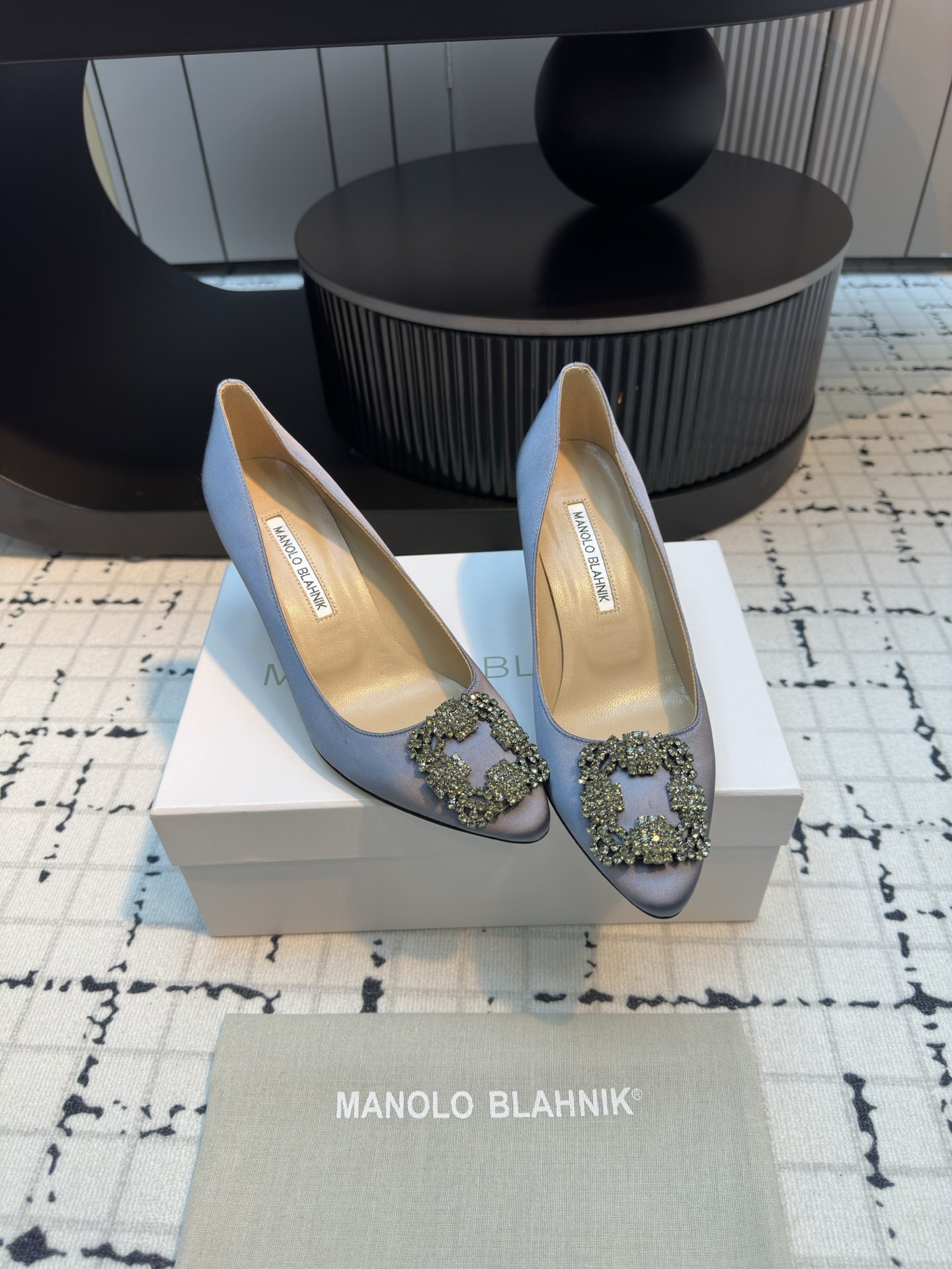 Manolo Blahnik: Custom Silk Shoes with Italian Leather and Snowflake Detail - 图片 5