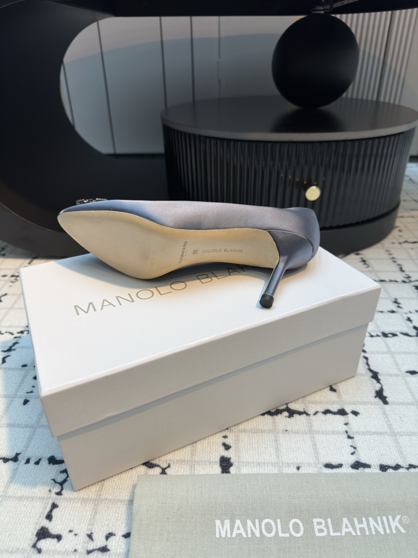 Manolo Blahnik: Custom Silk Shoes with Italian Leather and Snowflake Detail - 图片 8