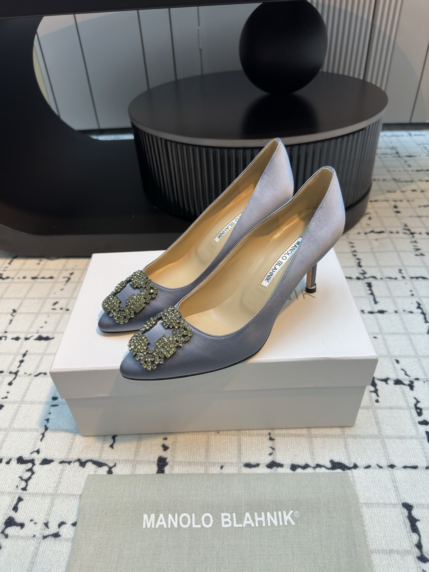 Manolo Blahnik: Custom Silk Shoes with Italian Leather and Snowflake Detail - 图片 4