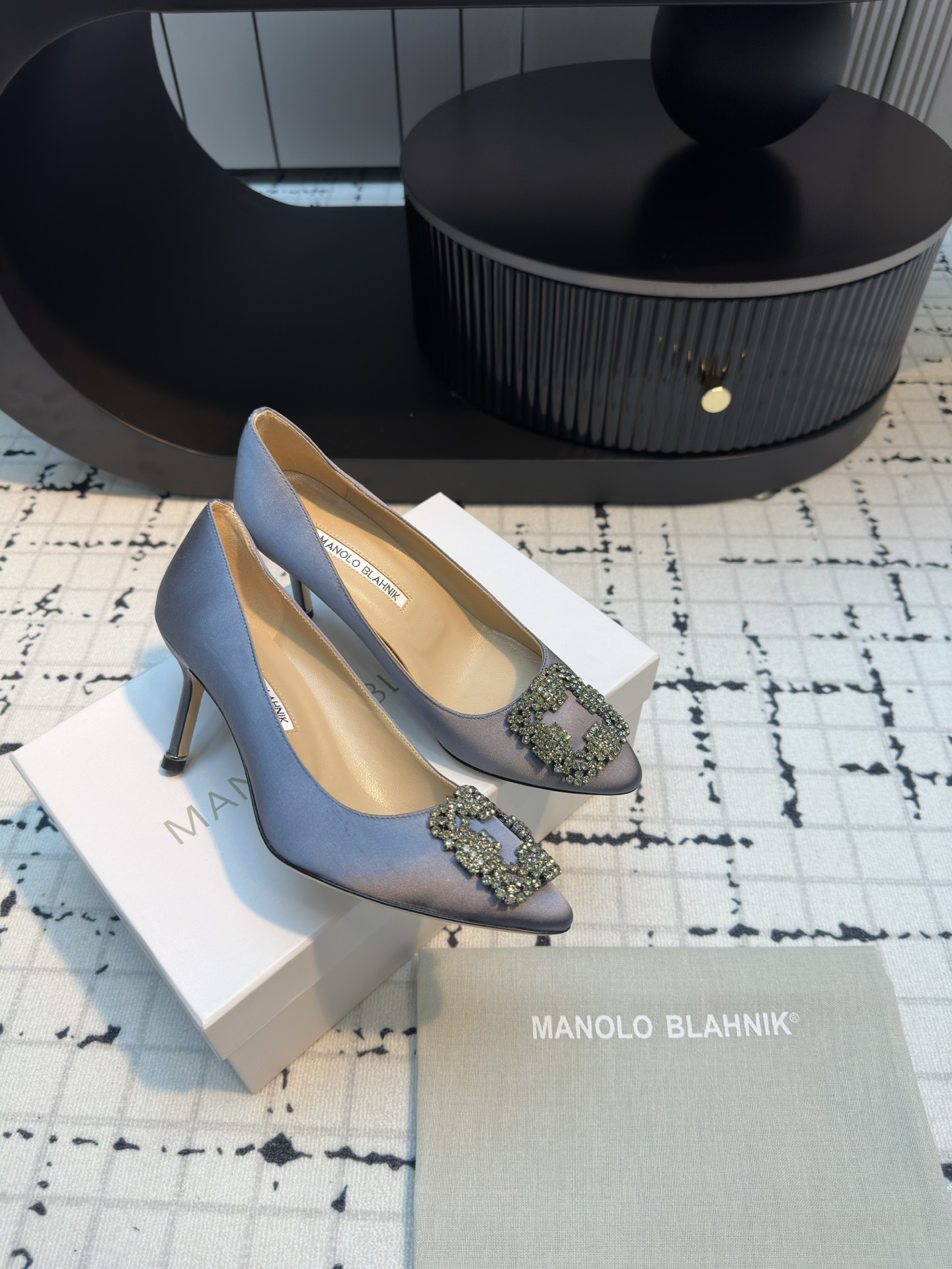 Manolo Blahnik: Custom Silk Shoes with Italian Leather and Snowflake Detail - 图片 2
