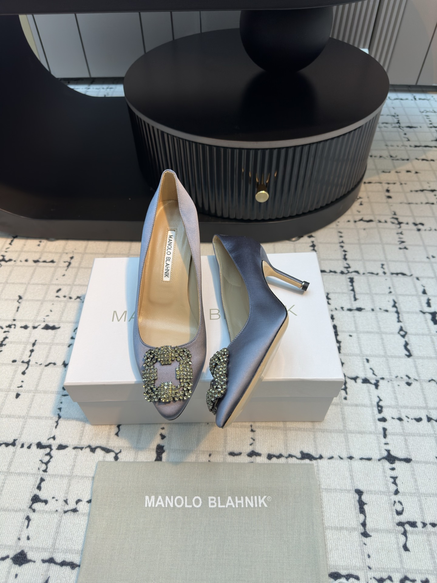Manolo Blahnik: Custom Silk Shoes with Italian Leather and Snowflake Detail - 图片 6