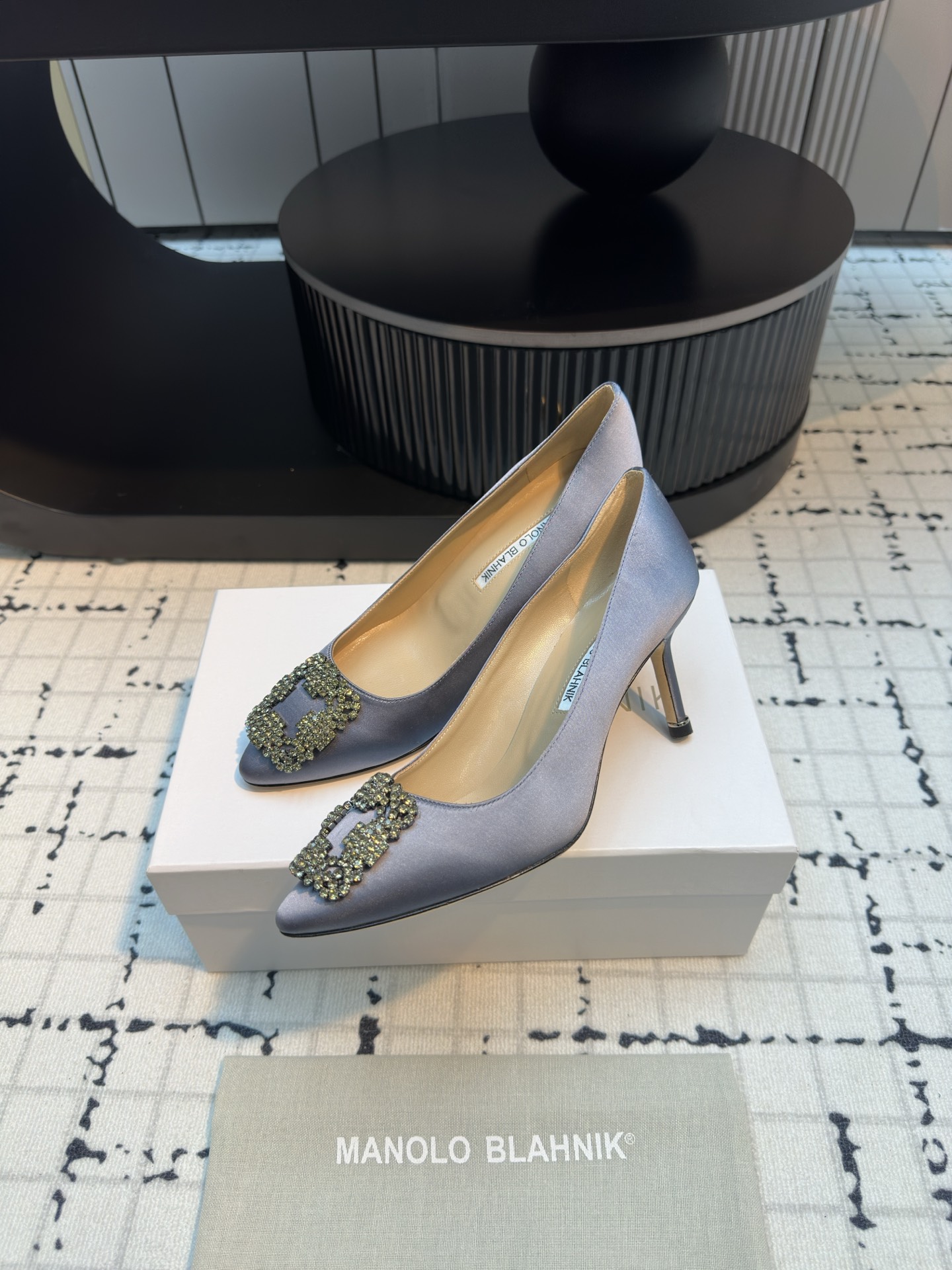 Manolo Blahnik: Custom Silk Shoes with Italian Leather and Snowflake Detail - 图片 3