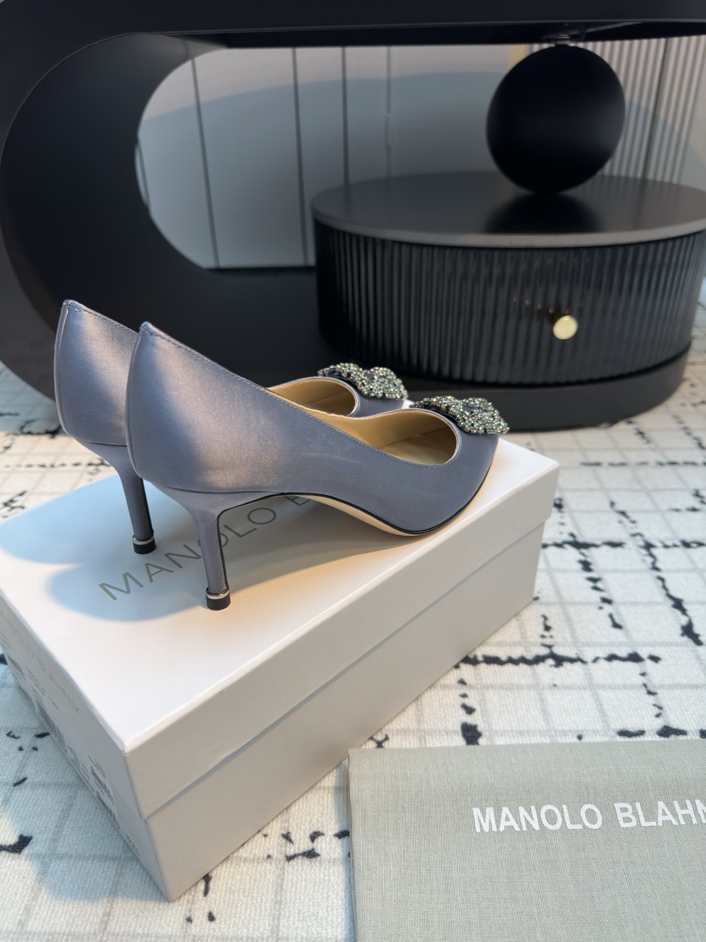 Manolo Blahnik: Custom Silk Shoes with Italian Leather and Snowflake Detail - 图片 7