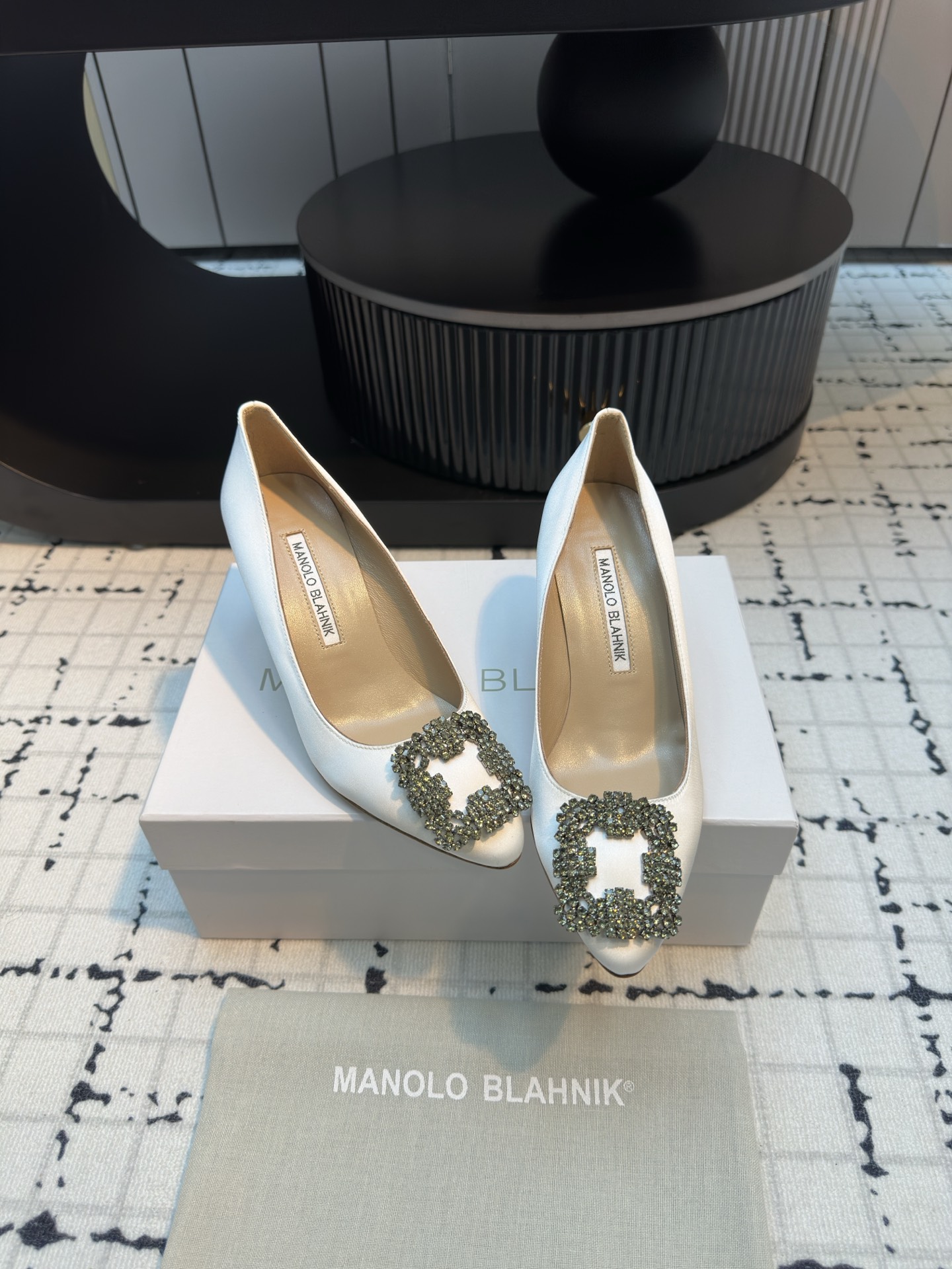 Manolo Blahnik’s High-Quality Customized Silk Shoes with Snowflake Details - 图片 6