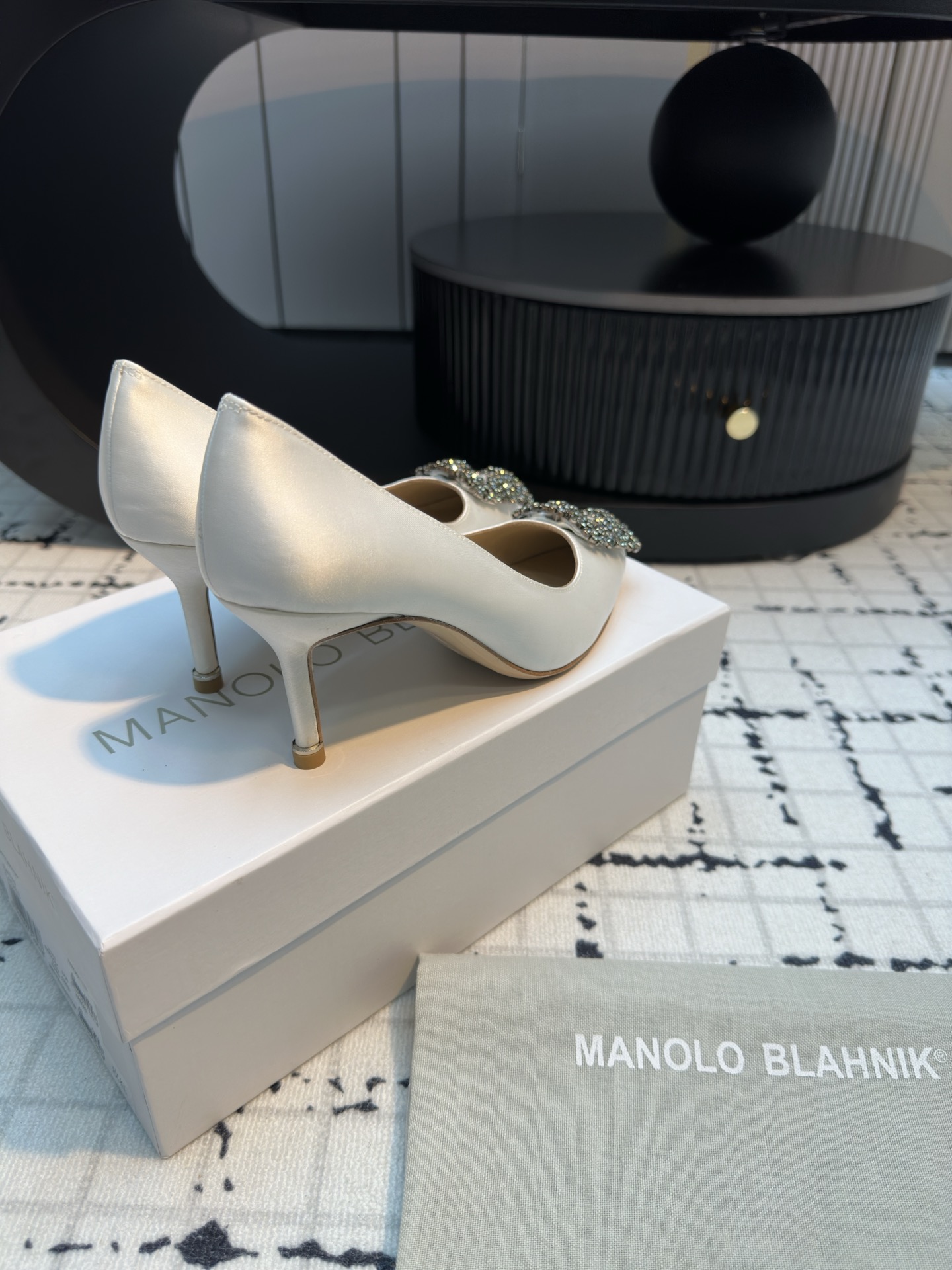 Manolo Blahnik’s High-Quality Customized Silk Shoes with Snowflake Details - 图片 7