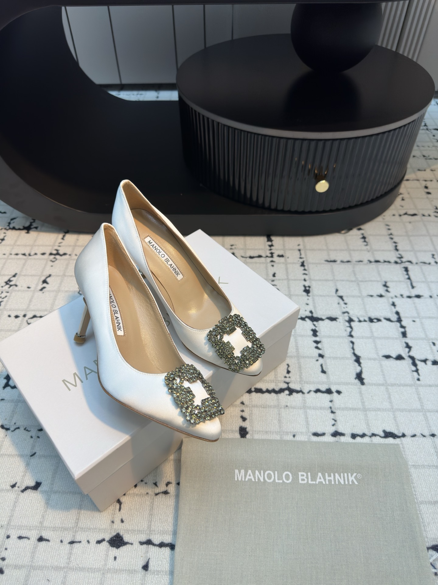 Manolo Blahnik’s High-Quality Customized Silk Shoes with Snowflake Details - 图片 4