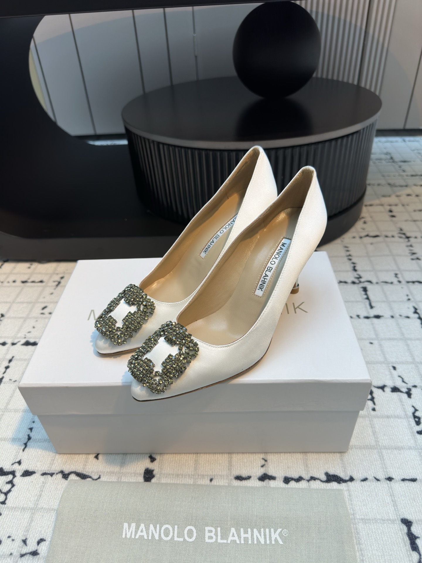 Manolo Blahnik’s High-Quality Customized Silk Shoes with Snowflake Details - 图片 2