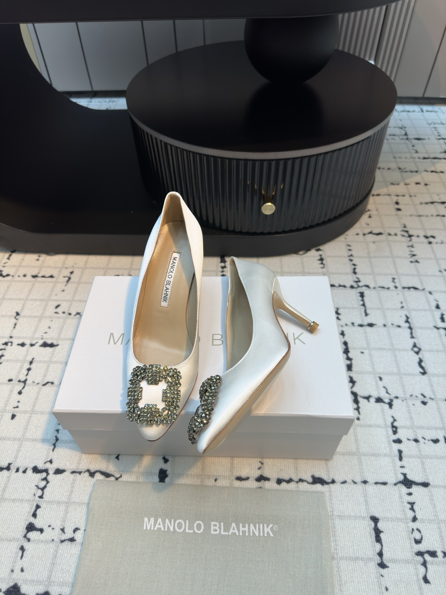 Manolo Blahnik’s High-Quality Customized Silk Shoes with Snowflake Details - 图片 5