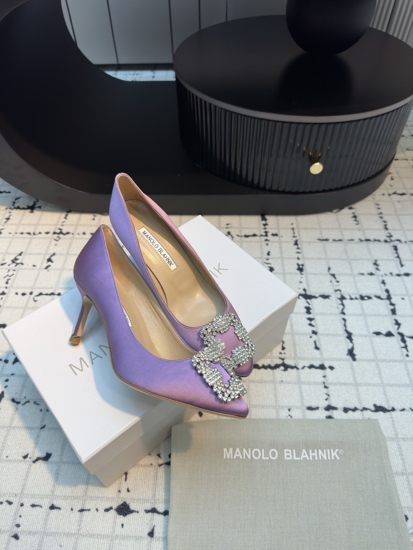 Manolo Blahnik: Customized Quality Shoes with Silk Fabric and Italian Leather - 图片 2