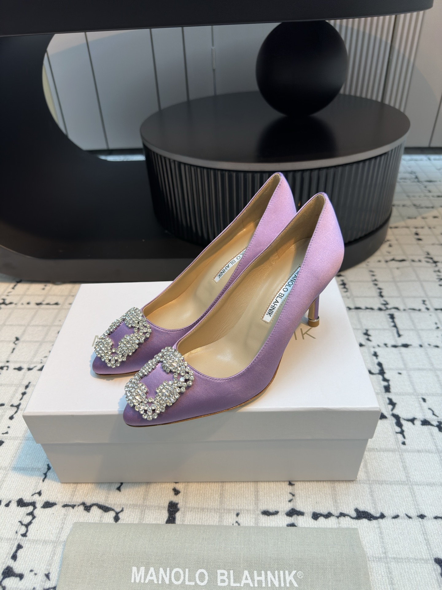 Manolo Blahnik: Customized Quality Shoes with Silk Fabric and Italian Leather - 图片 3
