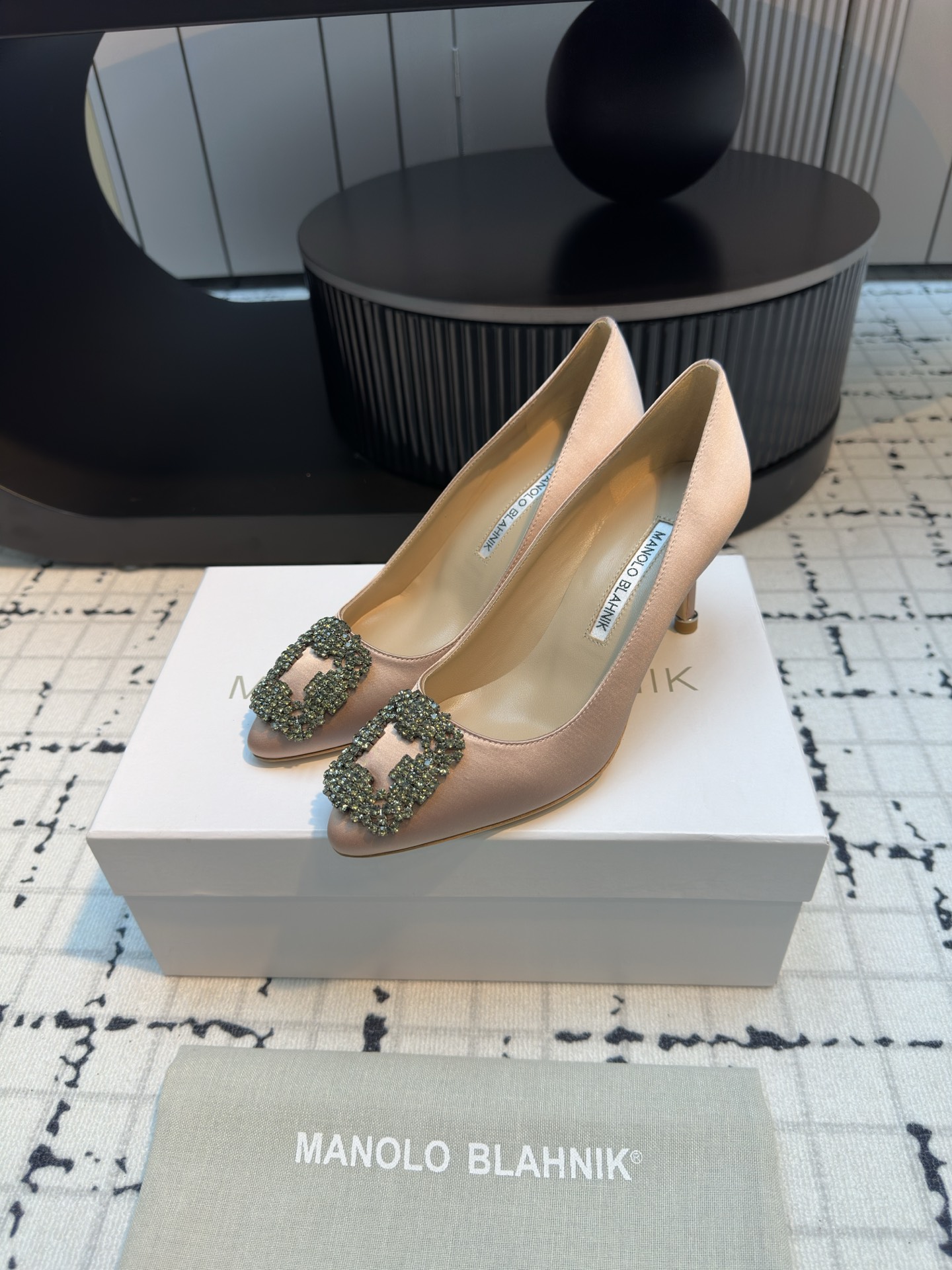 Manolo Blahnik: Custom Silk Shoes with Italian Leather and Snowflake Details - 图片 3