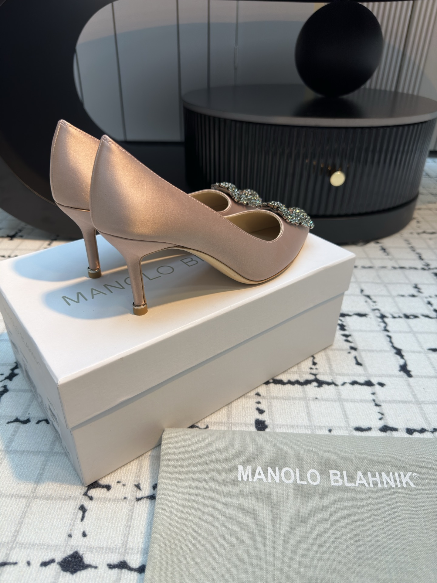 Manolo Blahnik: Custom Silk Shoes with Italian Leather and Snowflake Details - 图片 7