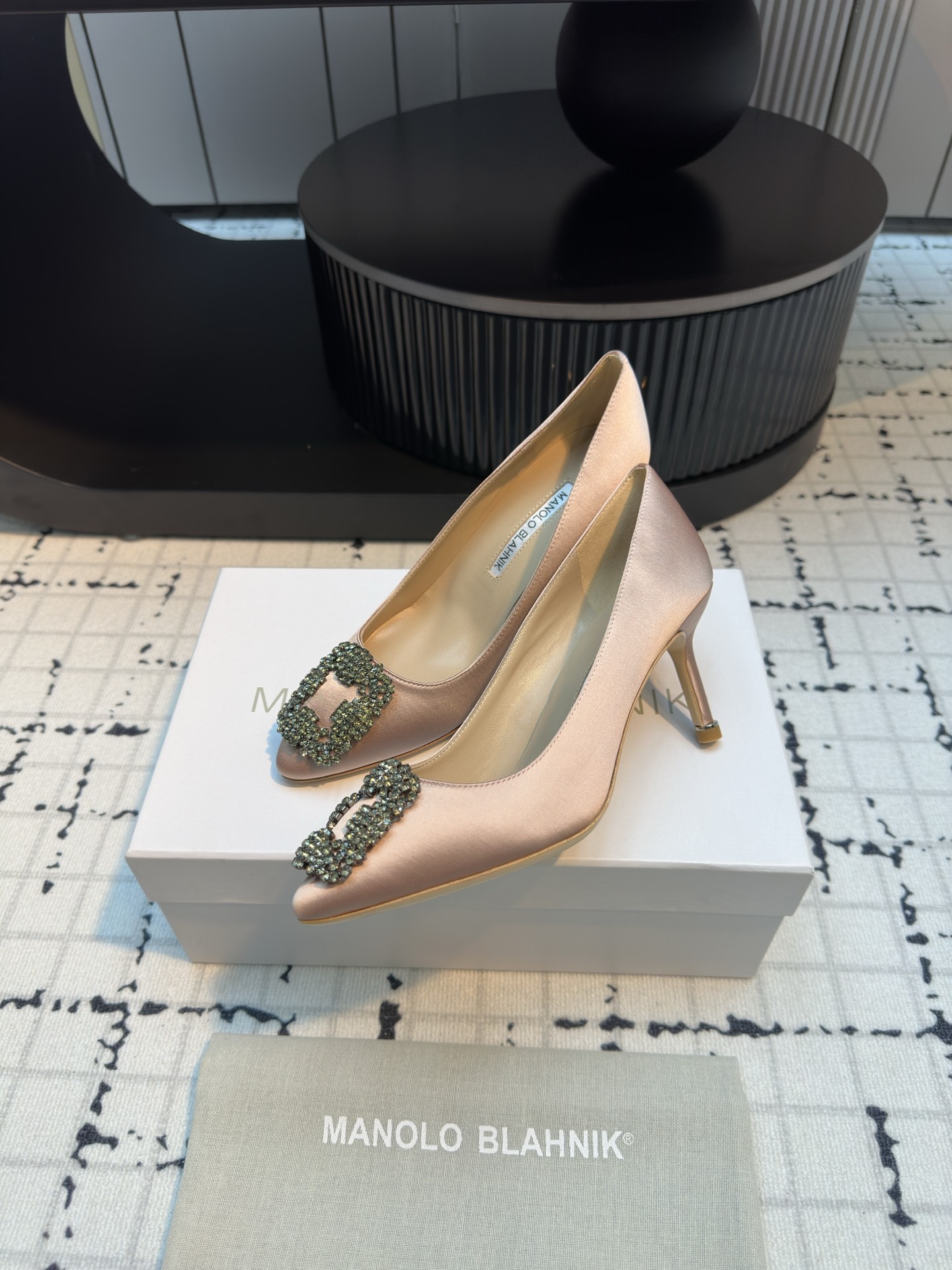 Manolo Blahnik: Custom Silk Shoes with Italian Leather and Snowflake Details - 图片 4