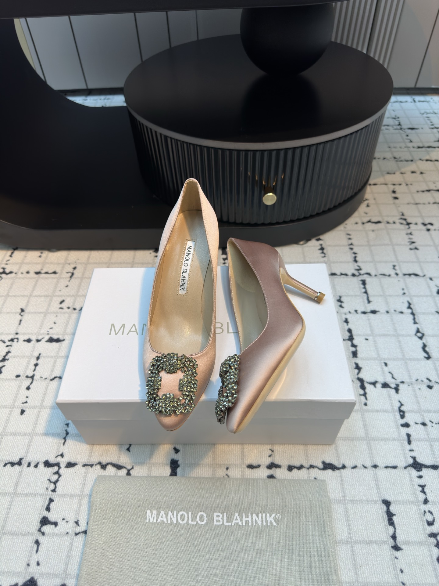 Manolo Blahnik: Custom Silk Shoes with Italian Leather and Snowflake Details - 图片 6