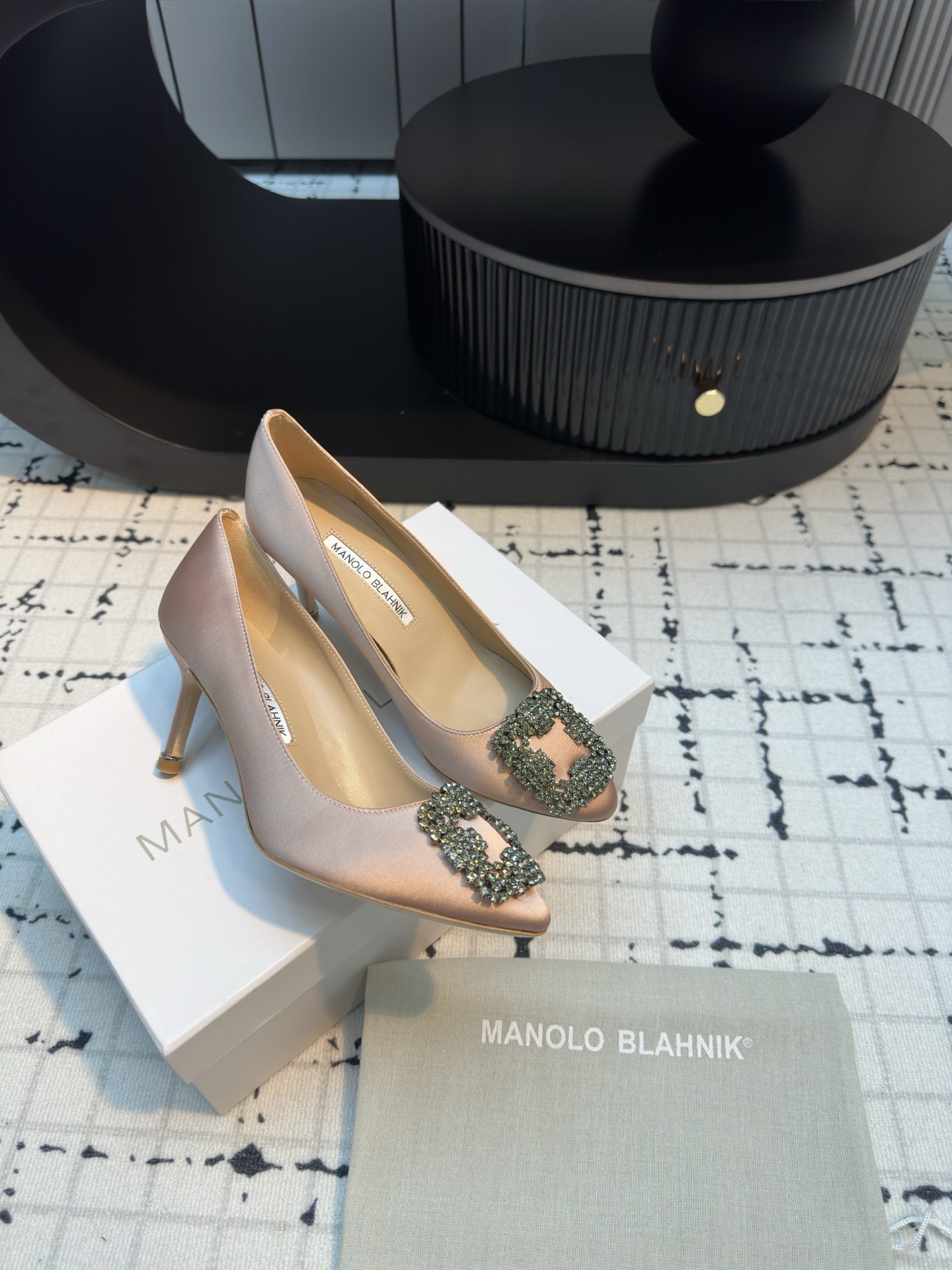 Manolo Blahnik: Custom Silk Shoes with Italian Leather and Snowflake Details - 图片 5
