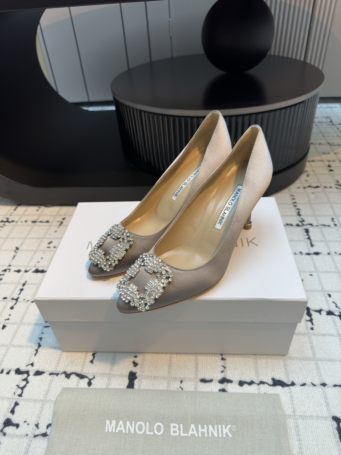 Manolo Blahnik: Customized Silk Shoes with Top Quality Italian Leather - 图片 3