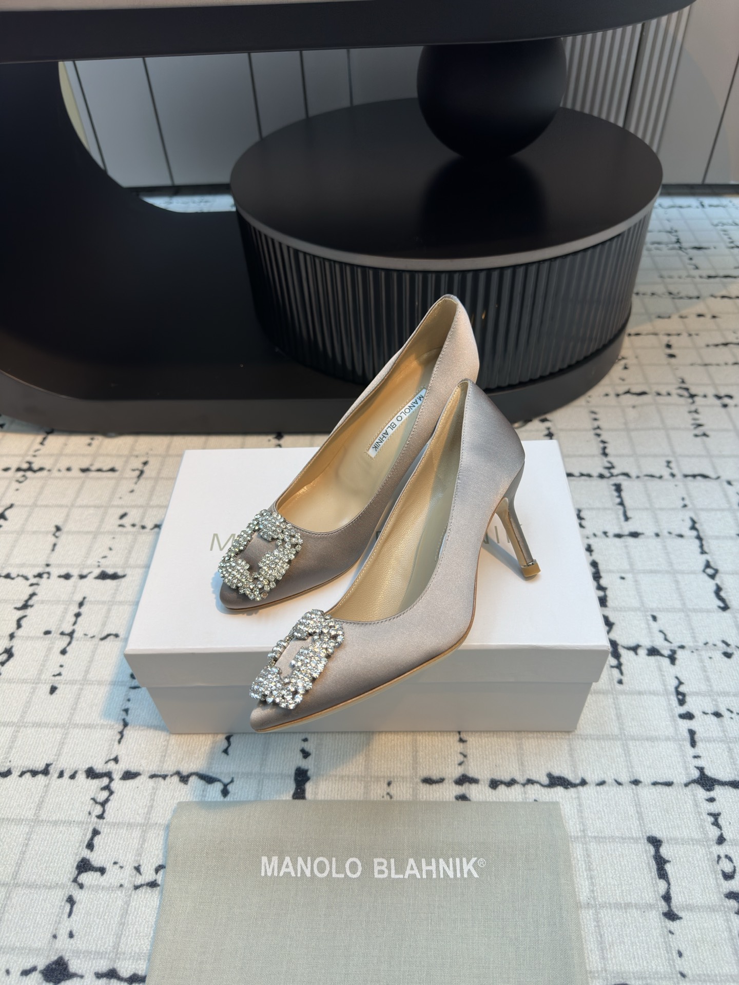 Manolo Blahnik: Customized Silk Shoes with Top Quality Italian Leather - 图片 4