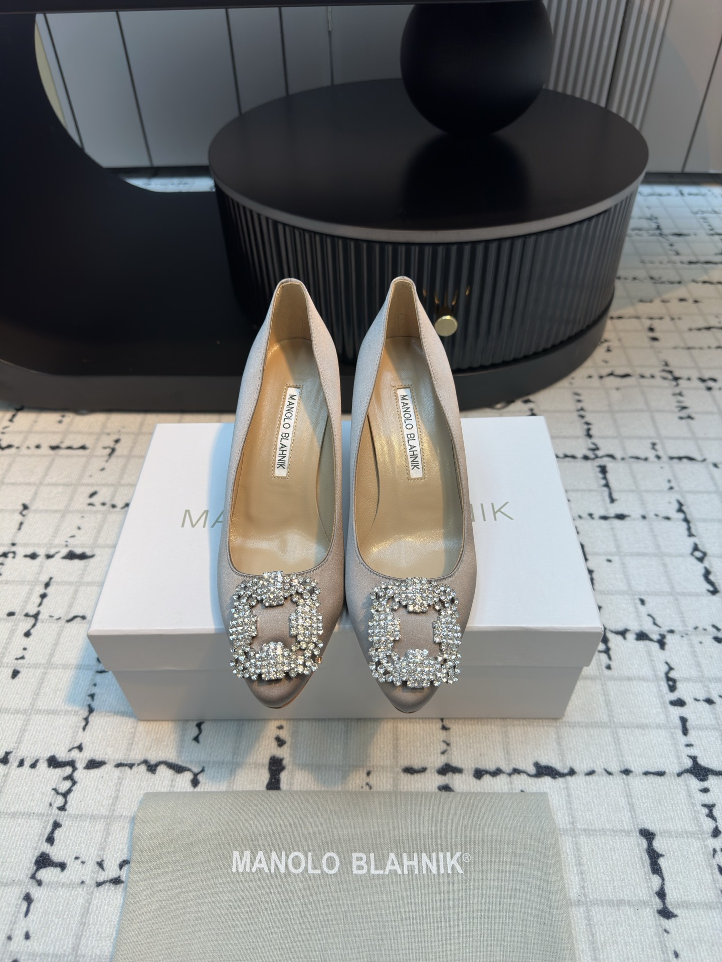 Manolo Blahnik: Customized Silk Shoes with Top Quality Italian Leather