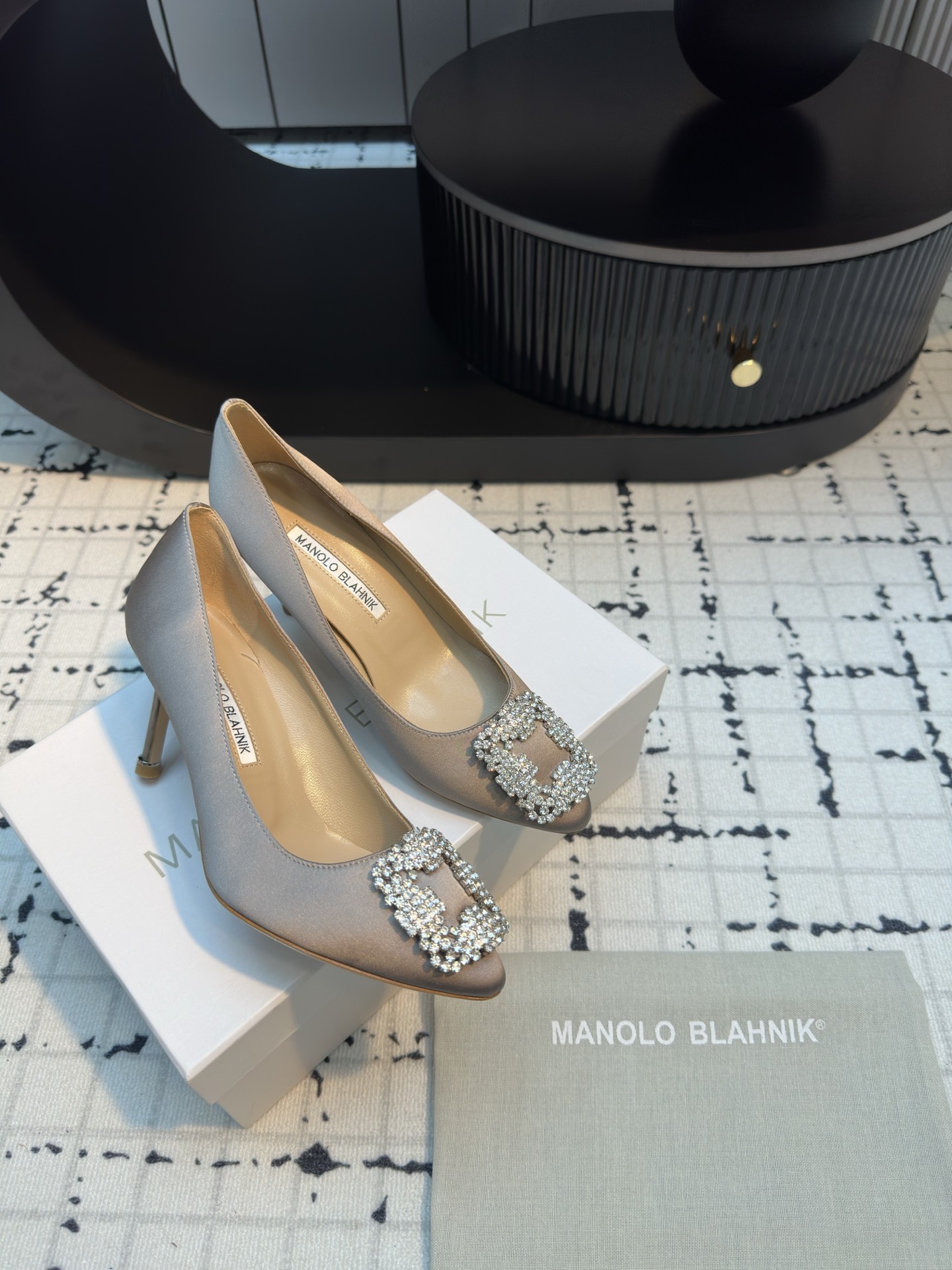 Manolo Blahnik: Customized Silk Shoes with Top Quality Italian Leather - 图片 2