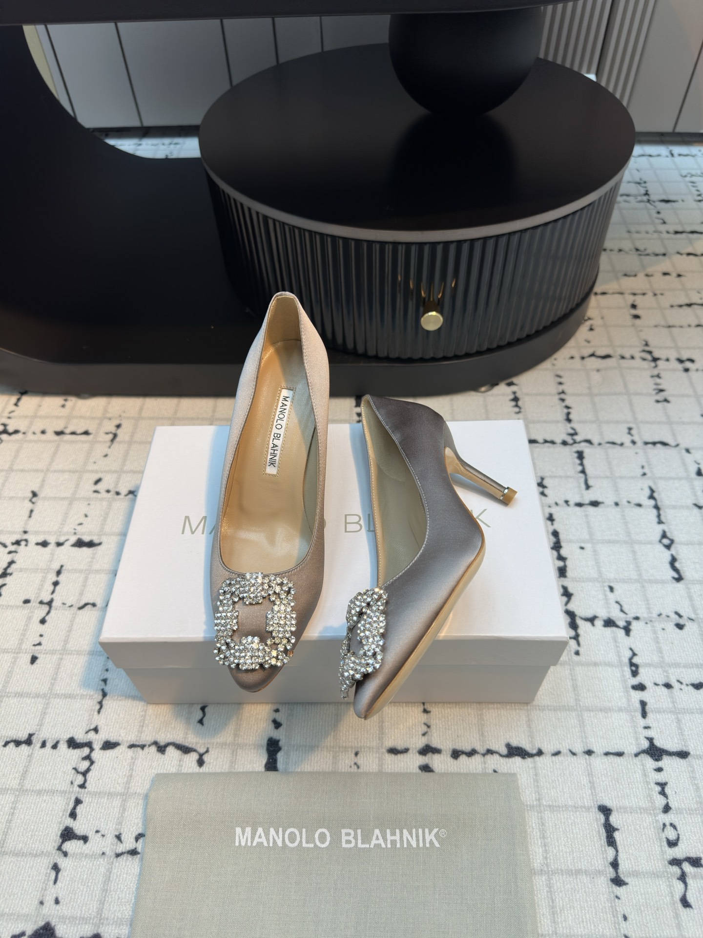 Manolo Blahnik: Customized Silk Shoes with Top Quality Italian Leather - 图片 5
