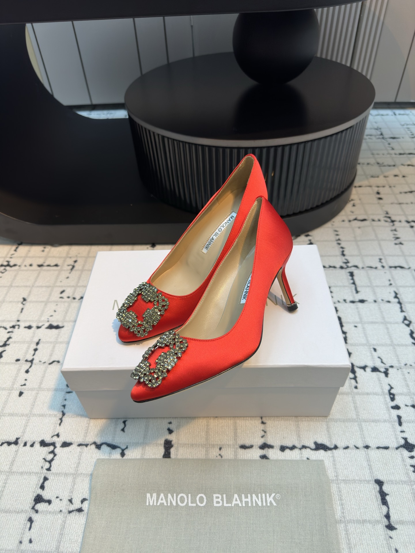 Manolo Blahnik: Custom Silk Shoes with Italian Leather and Snowflake Detail - 图片 4