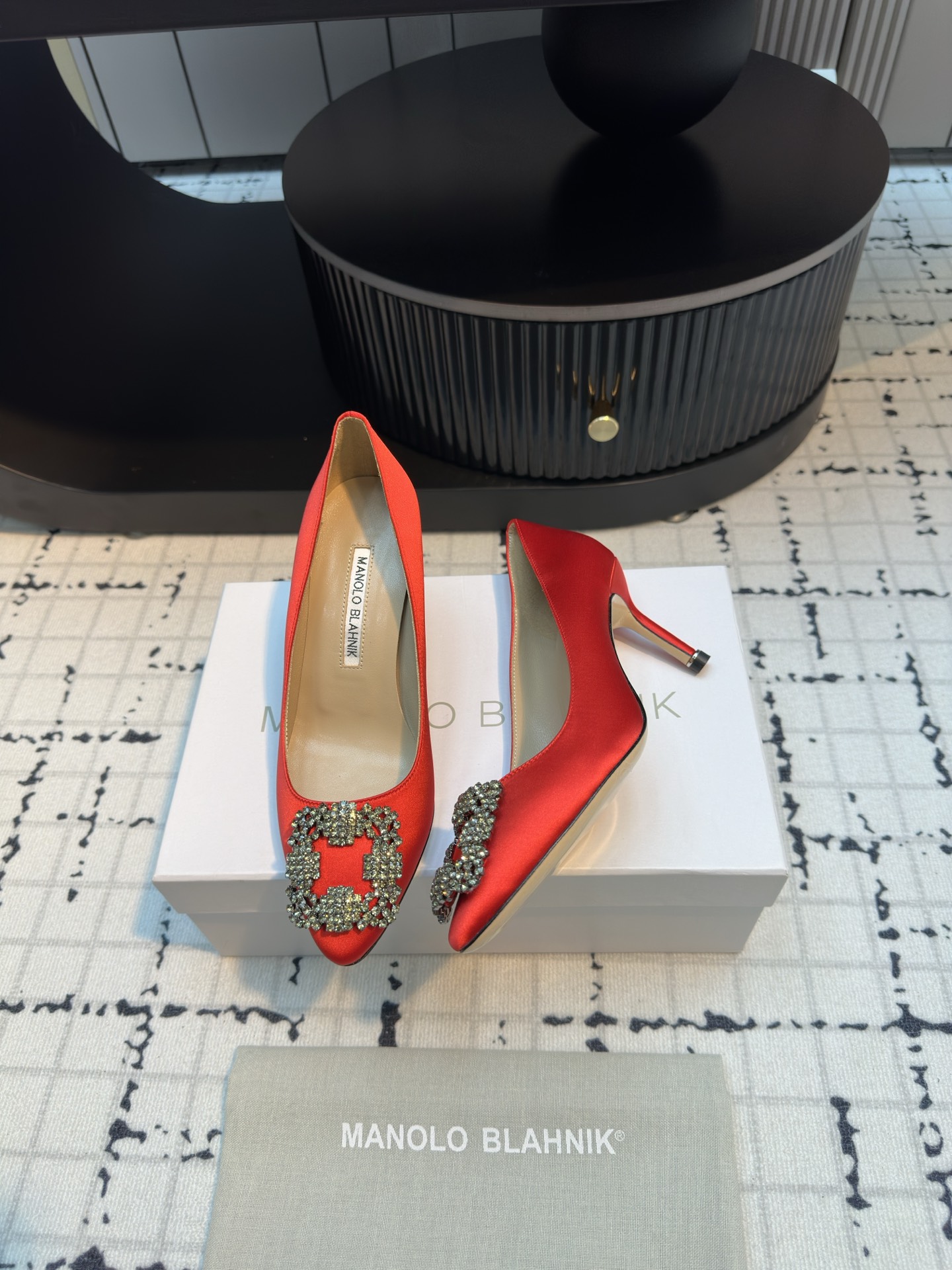 Manolo Blahnik: Custom Silk Shoes with Italian Leather and Snowflake Detail - 图片 5