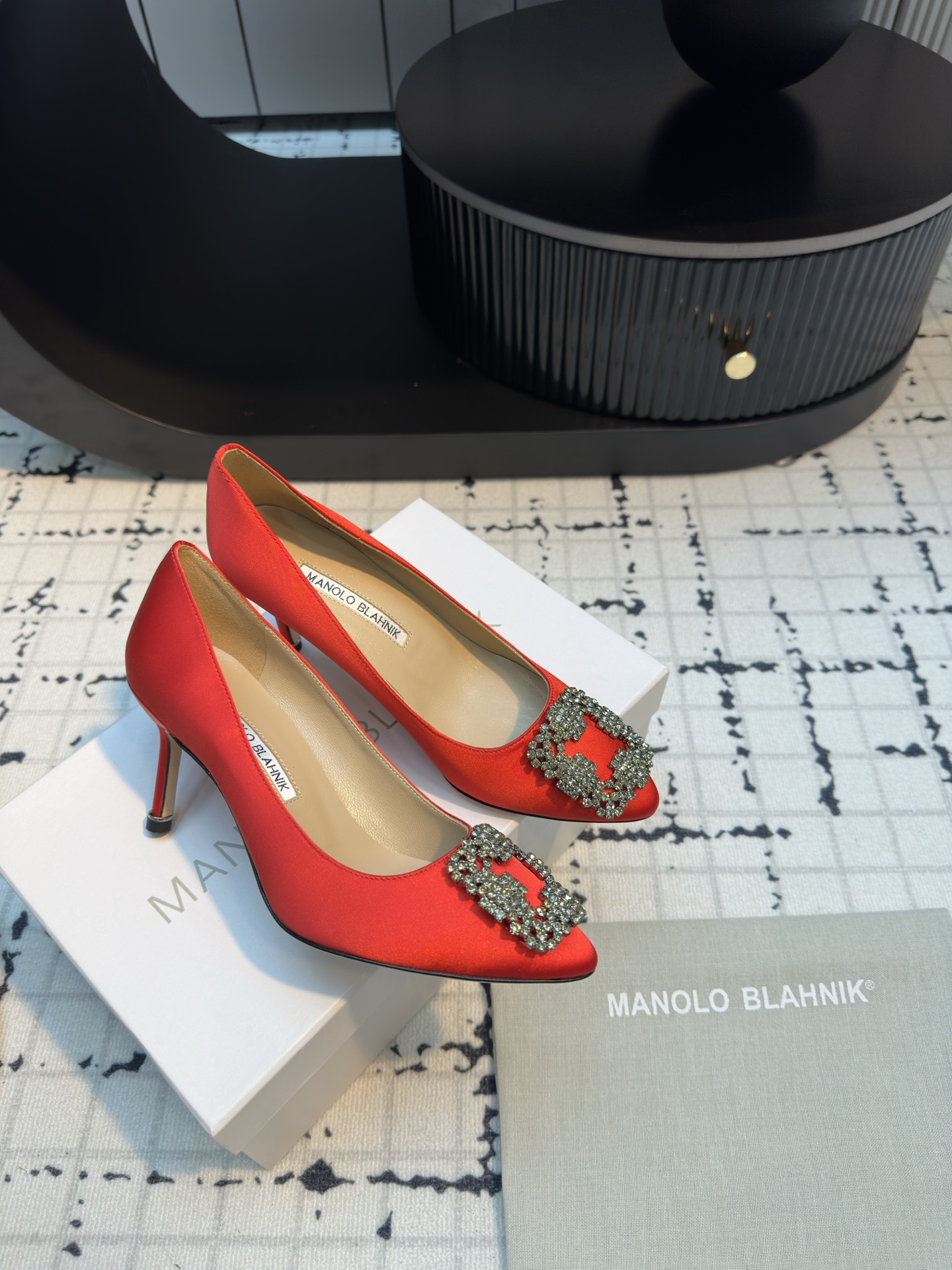 Manolo Blahnik: Custom Silk Shoes with Italian Leather and Snowflake Detail - 图片 3