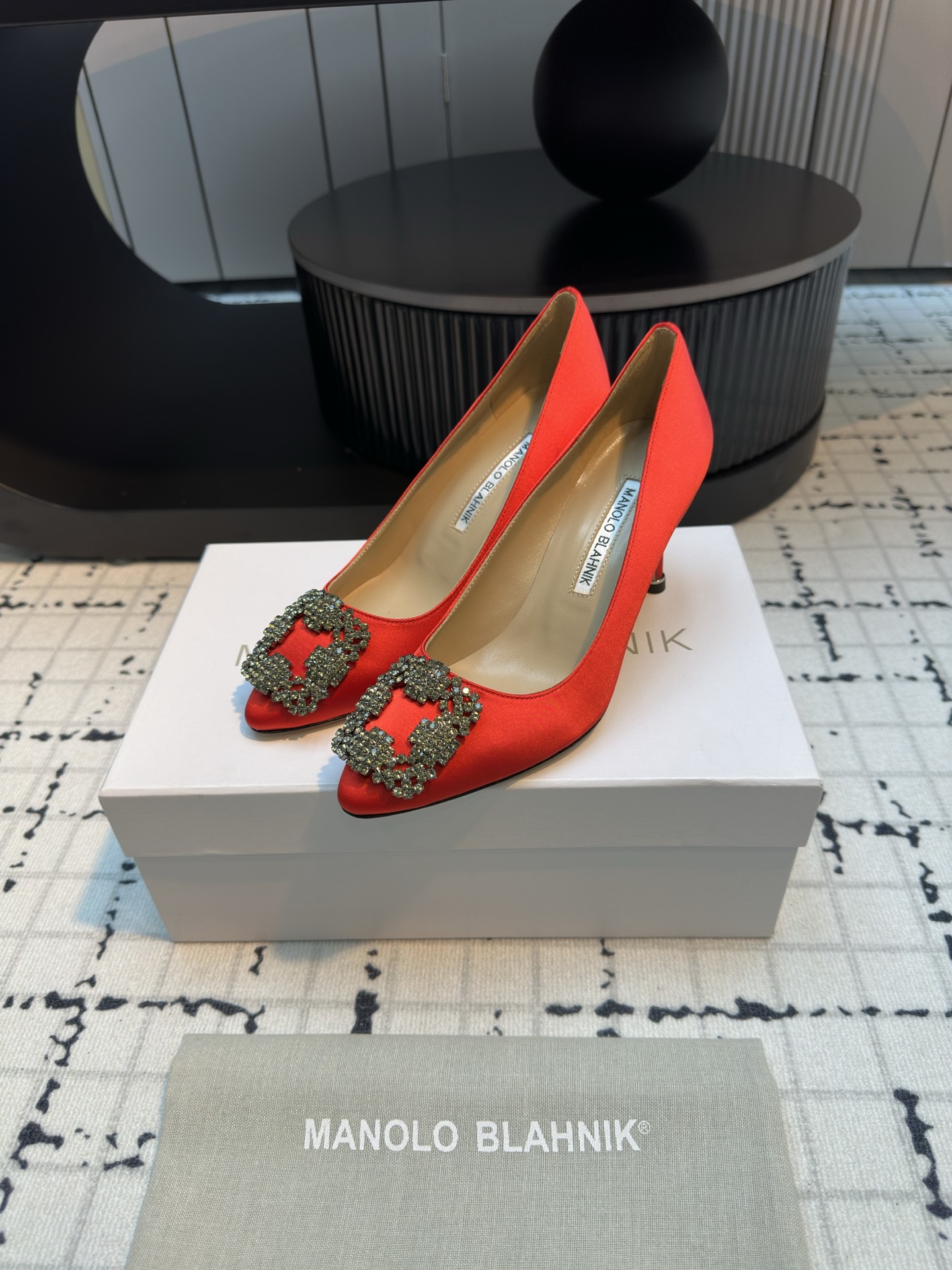 Manolo Blahnik: Custom Silk Shoes with Italian Leather and Snowflake Detail - 图片 2