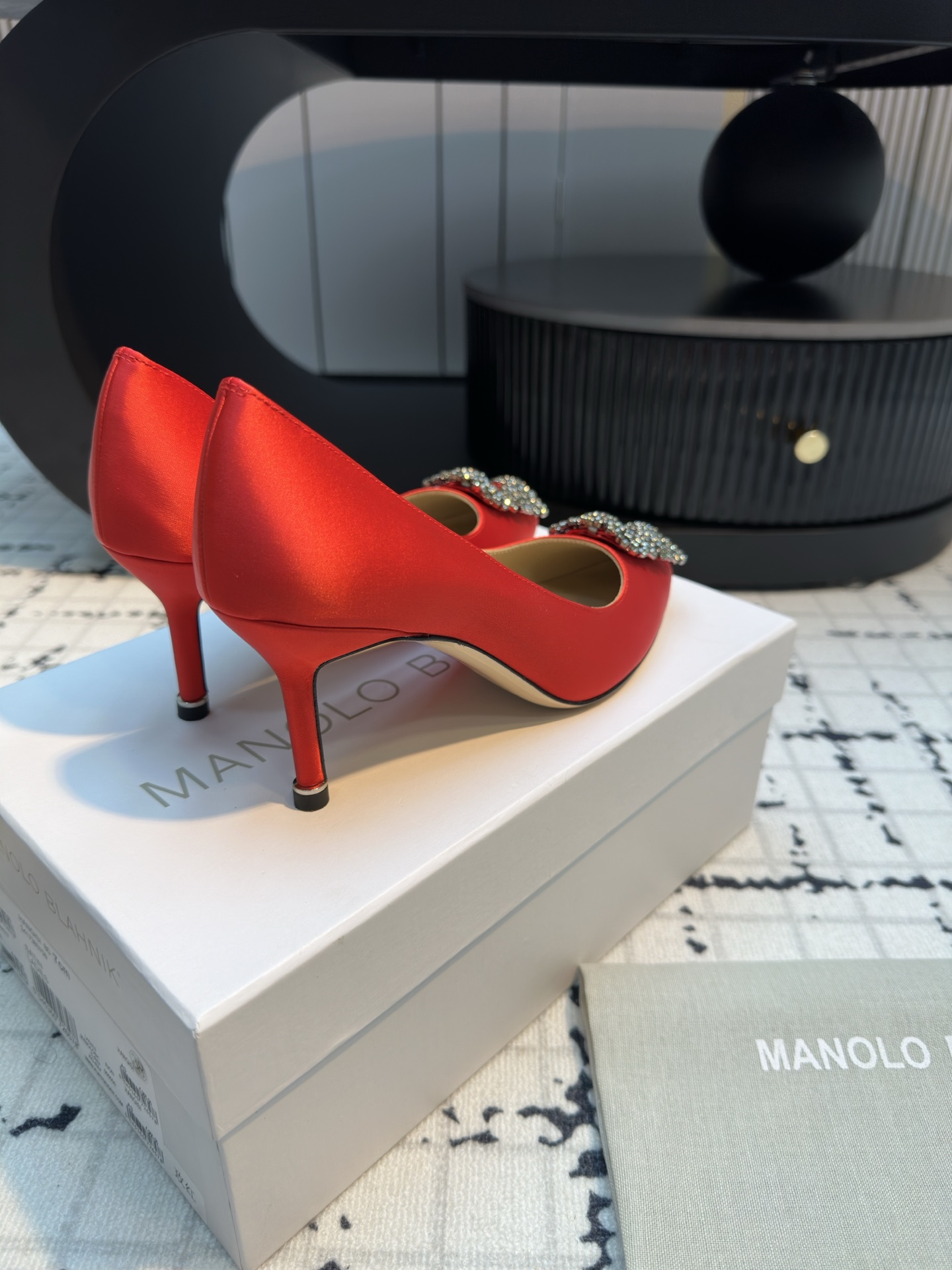 Manolo Blahnik: Custom Silk Shoes with Italian Leather and Snowflake Detail - 图片 6
