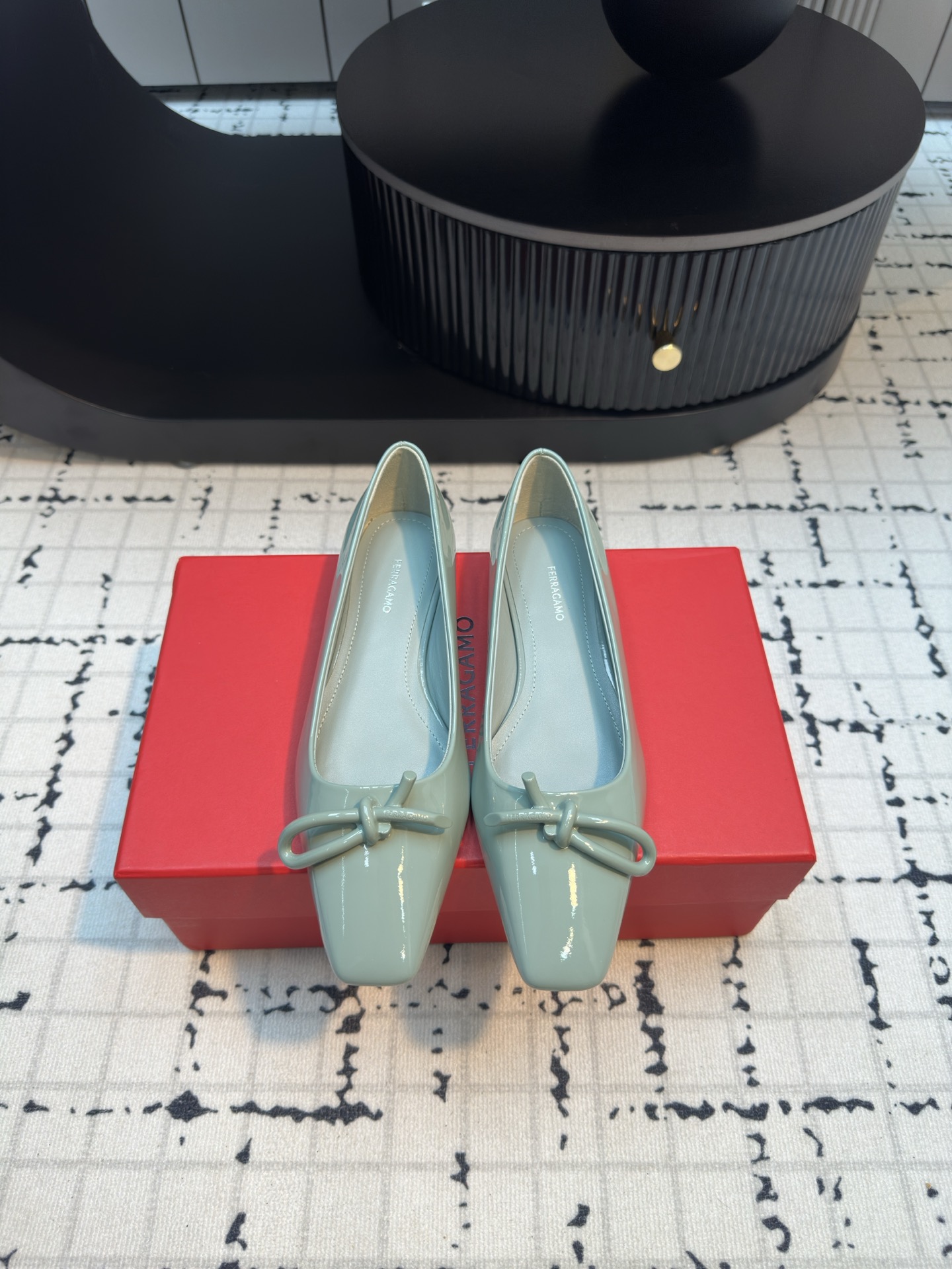 NO:415137,#Ferragamo's new bow-tight single shoes, iconic bow-tight hardware button thick-heeled single shoes, reinterpreted with the iconic vara bow with a two-color design, is a must-have shoe for attending all kinds of occasions. The shoe shape is smooth, the style is excellent, and the foot is comfortable, heightened, slimmed, and lengthened leg lines!  Material cowhide/paper leather inner cowhide, outsole imported from Italy, size 35/40 (40 custom made without return or replacement), single shoes, ferragamo, cowhide19860909#菲拉格慕新品蝴蝶结浅口单鞋 标志性蝴蝶结五金扣粗跟单鞋 以双色设计重新演绎饰有标志性vara蝴蝶结 是适合出席各类场合的必备鞋款 鞋型线条流畅 版型超赞 上脚舒适.增高.显瘦.拉长腿部线条！ 材质牛皮/漆皮 内里牛皮 大底意大利进口真皮底 码数35/40（40定做不退不换）,单鞋,ferragamo,cowhide,Women's Shoes