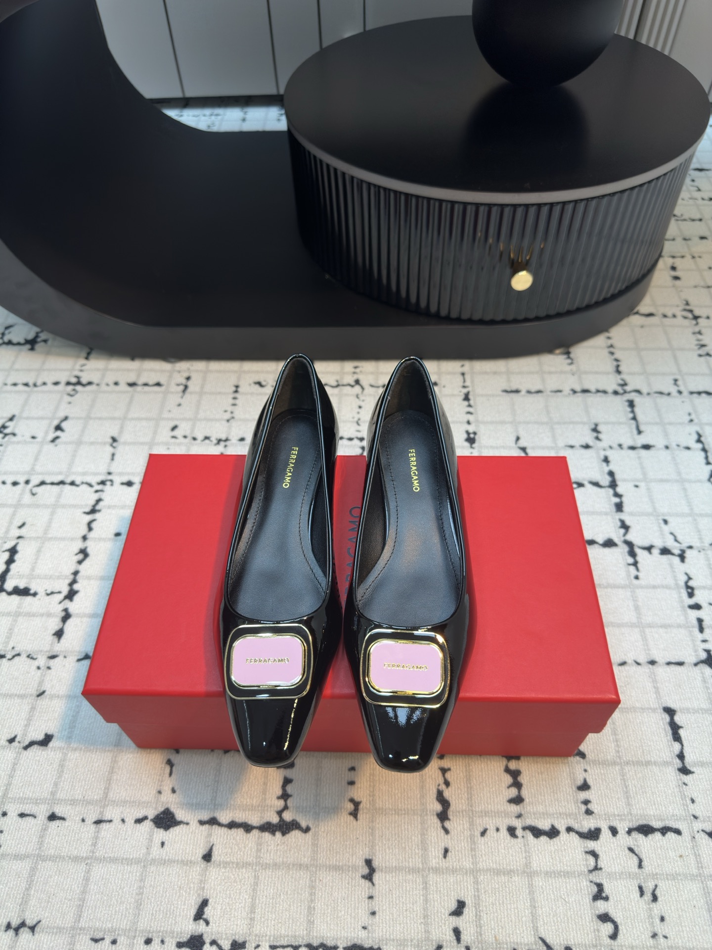 NO:415173,A must-have for new shoe cabinets!  Ferragamo's new letter square button single shoes. Ferragamo's shoes are not cheap, but I think the quality and design of these shoes are really worth the money!  Moreover, it has a very wear resistance, and it will be fine for several years to wear it. It is actually not a big loss~ In short, this pair of Ferragamo's new letter square button shoes are really worth buying. If sisters are considering changing seasonal shoes, don't miss it!  Fabric calf patent leather, customized dough full grain lambskin, outsole, Italian leather, heel height about 3.5cm, size 35/40 (40 custom made, no return or replacement), single shoes, ferragamo, sheepskin19860909新晋鞋柜必备！菲拉格慕新款字母方扣单鞋 菲拉格慕的鞋子价格不算便宜,但我觉得这双鞋的品质和设计真的物超所值！而且它的耐磨性也很好,穿个几年都没问题,算下来其实也不算太亏哦~ 总之,这双菲拉格慕新款字母方扣单鞋真的是值得入手的单品,姐妹们如果正在考虑换季鞋子,千万不要错过哦！ 面料小牛漆皮 内里定制面胚全粒面小羊皮 大底意大利真皮的 跟高约3.5cm 码数35/40（40定做不退不换）,单鞋,ferragamo,sheepskin,Women's Shoes