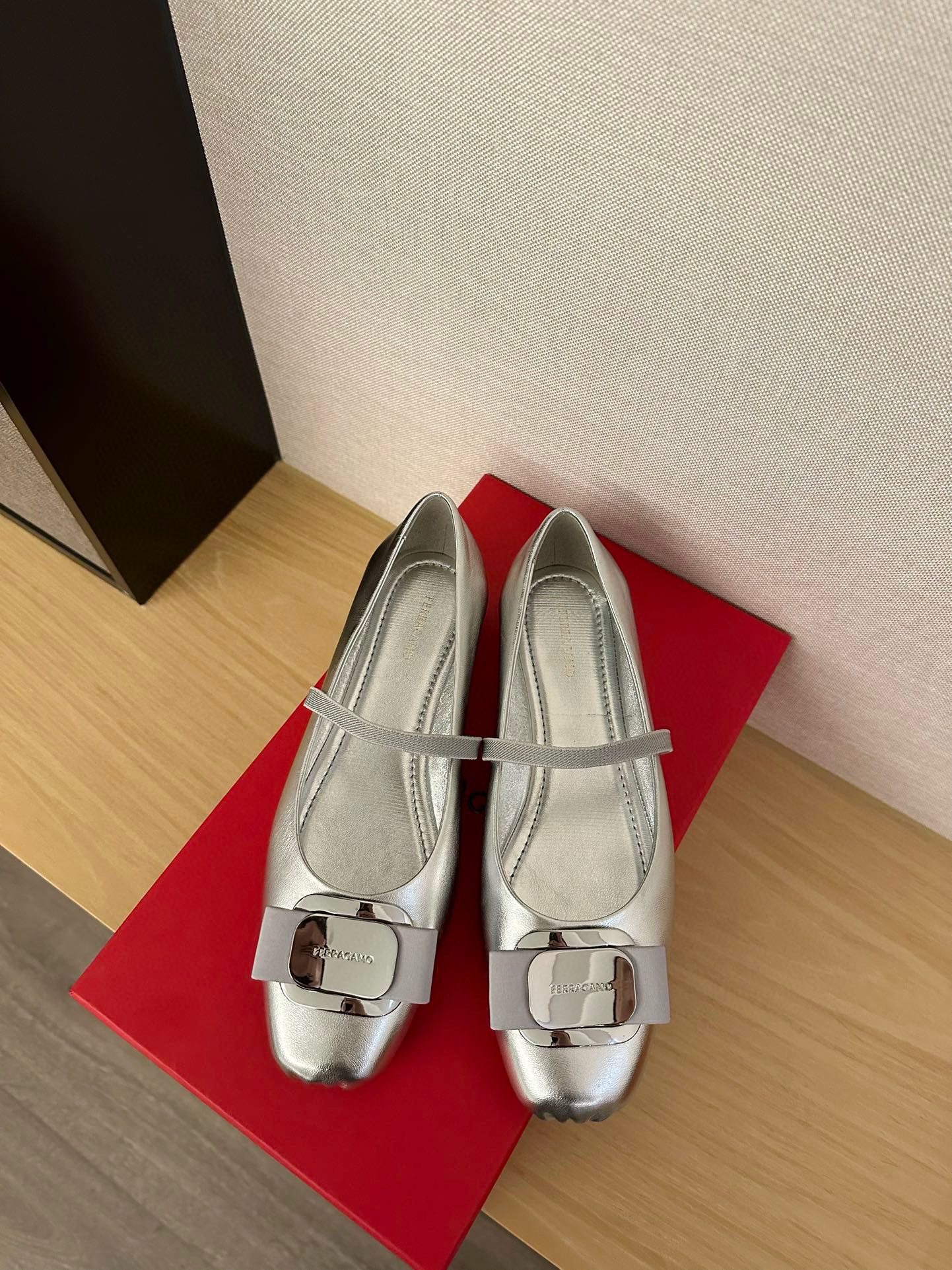 NO:415142,Early autumn hit. Original order!  Good goods!  Ferragamo/Ferragamo Square-toe bow buckle Mary Jane shoes ballet shoes This is a soft ceiling~ The upper is made of original custom lambskin, inner foot pad mixed-bred sheepskin, original open mold-proof and non-slip sole, size 35/40 (40 custom made, I will not return or replace), single shoes, ferragamo, ferragamo, mary jane, sheepskin19860909早秋爆款.原厂原单！好货好货！ Ferragamo/菲拉格慕方头蝴蝶结扣玛丽珍鞋芭蕾舞鞋这是柔软天花板呀~ 鞋面采用原版定制小羊皮 内里垫脚混种羊皮 大底原版开模防滑大底 码数35/40（40定做我不退不换）,单鞋,ferragamo,ferragamo,mary jane,sheepskin,Women's Shoes