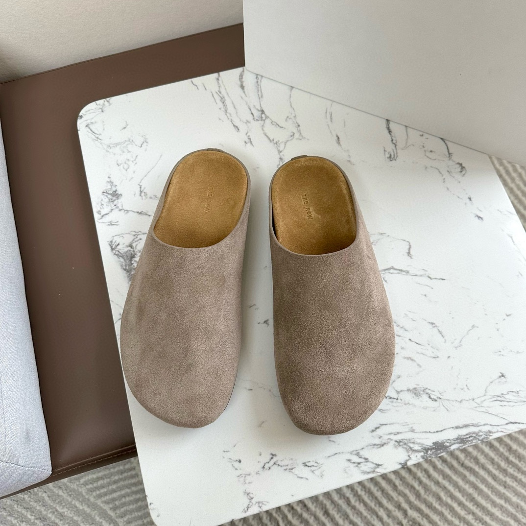 NO:263142,||The Row Hugo Boken slippers The Row Hugo Boken shoes~Excellent comfort~Softness~Wearing with great foot~The strong feeling of styling~It is casual and very versatile~Daily travel~Outdoor home vacation~Wear whatever you like in occasions...Different market currency~High-end quality is absolutely different. Number of 35/41 (40.41 Customized, no return or exchange), semi-drag, slippers19860909||一脚蹬穆勒包头博肯拖鞋 The Row Hugo博肯鞋～舒适度极好～软绵绵的～上脚巨好穿～浓浓的踩感～随性又非常百搭～日常出行～室外居家度假～不桃场合喜欢怎么穿就怎么穿…… 区别市场通货～高端品质绝对不一样 码数35/41（40.41定做不退不换）,半拖,slippers,Women's Shoes