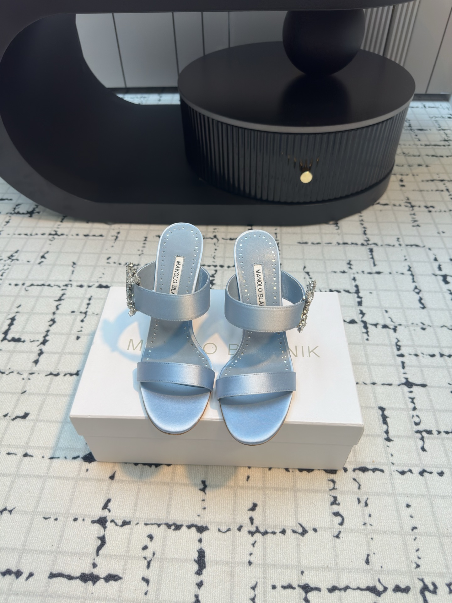 NO:465149,Manolo Blahnik 2025 summer latest silk high heel side button sandals!  Super exquisite one to zero distance creation!  Create the best shoes with the best materials!  Materials imported from Italy, top-quality sheepskin inner lining, sole, Italian leather outsole, heel height 9cm, size 34/42 (34.40.41.42 custom made, no return or exchange), high heels, manolo blahnik, sandals, high heels, sheepskin, real silk, Leather soles19860909Manolo Blahnik 2025夏季最新真丝高跟侧扣凉鞋！超精致一比一零离距打造！用最好料材打造最好鞋子！ 材料意大利进口真面丝料 内里顶级羊皮内里 鞋底意大利真皮大底 跟高9cm 码数34/42（34.40.41.42定做不退不换）,高跟鞋,manolo blahnik,sandals,high heels,sheepskin,real silk,Leather soles,Women's Shoes