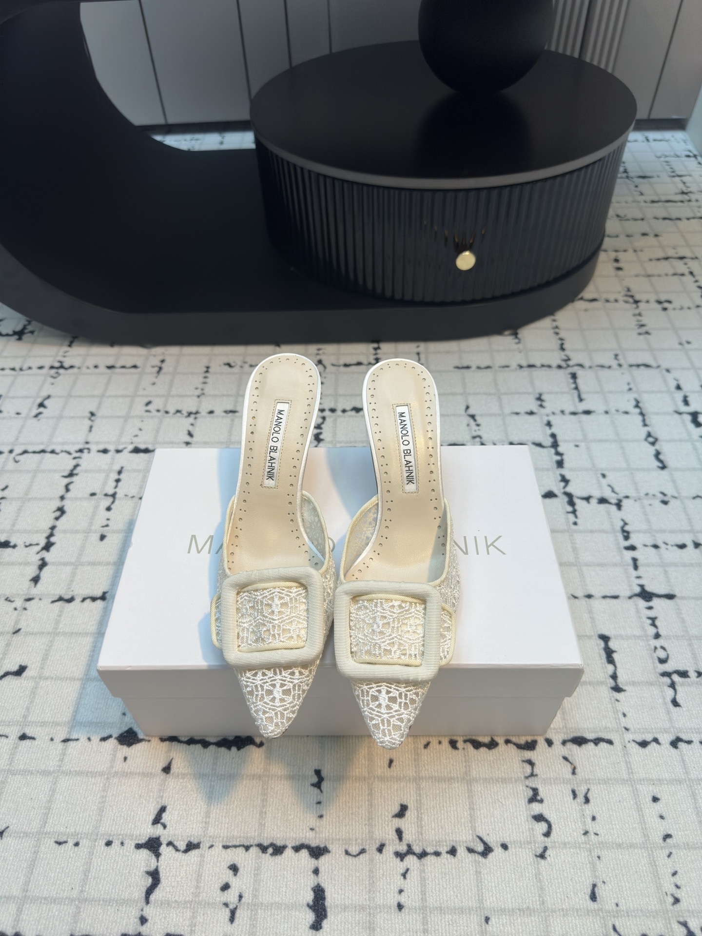 NO:465208,MANOLO BLAHNlK Spring 2025 new style, fashionable women's high heel lace slippers, no mediocre as ordinary sandals. Pointed toe design plus square buckle embellishment, light luxury and atmospheric, purchasing grade top quality, creating a luxurious top work, original customized imported hollow lace, inner top sheepskin inner sole original imported Italian leather outsole, heel height 7cm, size 34/42 (34.40.41.42 custom made without return or replacement), high heels, manolo blahnik, sandals, high heels, slippers, sheepskin, Leather soles19860909MANOLO BLAHNlK 2025春季新款,时尚小女人高跟蕾丝拖鞋、没有一般凉鞋的平庸.尖头设计加上方扣点缀、轻奢大气 代购级最顶级品质 打造奢华顶峰之作  材料原版定制进口镂空蕾丝 内里顶级羊皮内里 鞋底原版意大利进口真皮大底 跟高7cm 码数34/42（34.40.41.42定做不退不换）,高跟鞋,manolo blahnik,sandals,high heels,slippers,sheepskin,Leather soles,Women's Shoes