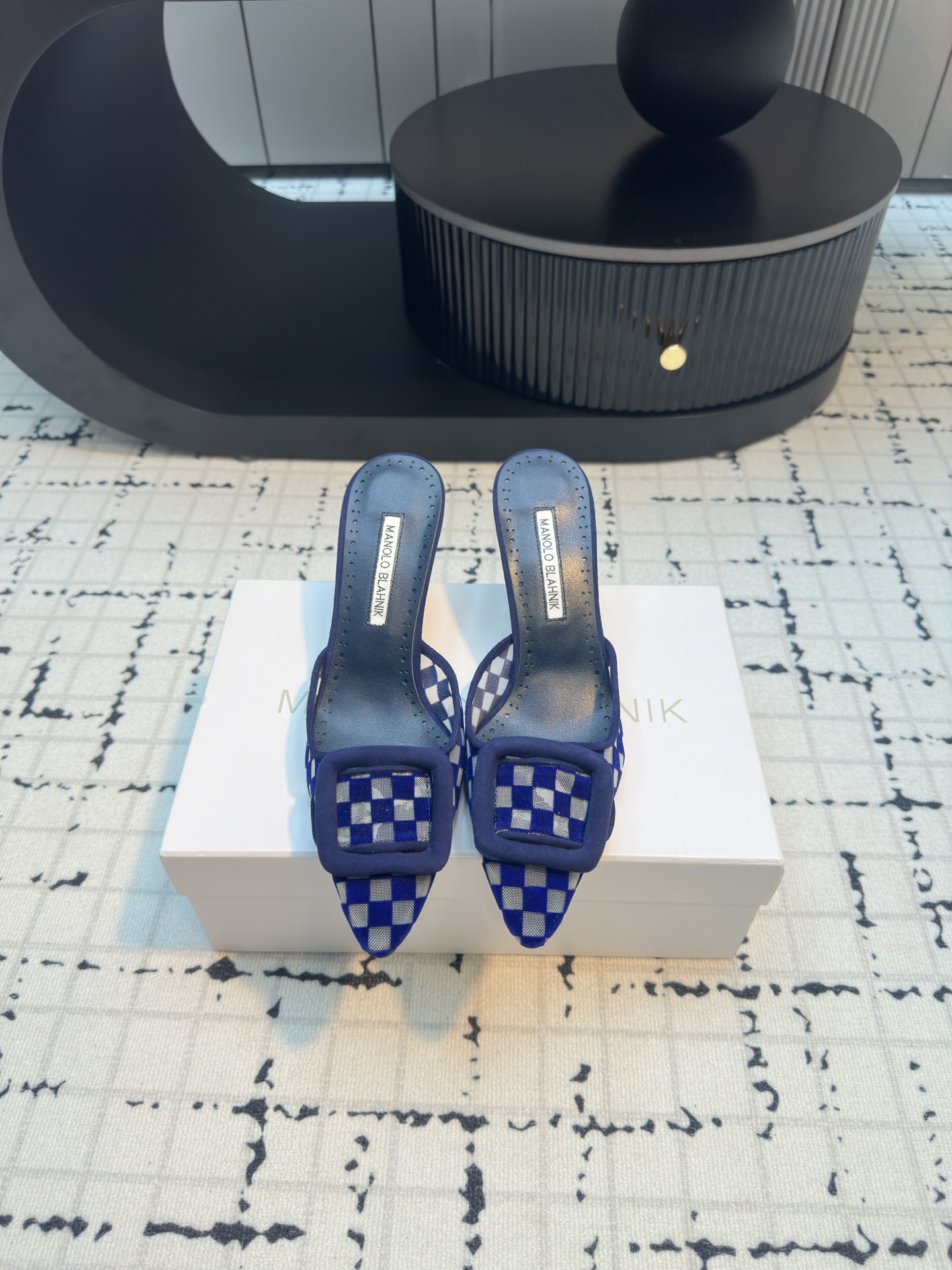 NO:465177,MANOLO BLAHNlK 2025 spring new MB fashion women's high heels lattice mesh muller slippers, no mediocre as ordinary sandals. Pointed toe design with square buckle embellishment, light luxury and atmospheric. The top quality of purchasing agent grade creates a luxurious top-notch work. Materials 1:1 custom imported suede mesh cloth, inner top-grade sheepskin inner sole original Italian imported leather outsole, heel height 7cm, size 34/42 (34.40.41.42 custom made without return or exchange), high heels, manolo blahnik, sandals, high heels, slippers, sheepskin, Leather soles19860909MANOLO BLAHNlK 2025春季新款ＭB时尚小女人高跟方格网布穆勒拖鞋、没有一般凉鞋的平庸.尖头设计加上方扣点缀、轻奢大气 代购级最顶级品质 打造奢华顶峰之作  材料1:1定制进口绒面格网布 内里顶级羊皮内里 鞋底原版意大利进口真皮大底 跟高7cm 码数34/42（34.40.41.42定做不退不换）,高跟鞋,manolo blahnik,sandals,high heels,slippers,sheepskin,Leather soles,Women's Shoes