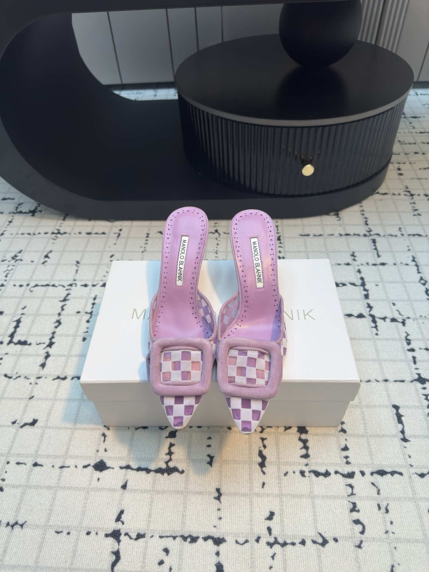 NO:465185,MANOLO BLAHNlK 2025 spring new MB fashion women's high heels lattice mesh muller slippers, no mediocre as ordinary sandals. Pointed toe design with square buckle embellishment, light luxury and atmospheric. The top quality of purchasing agent grade creates a luxurious top-notch work. Materials 1:1 custom imported suede mesh cloth, inner top-grade sheepskin inner sole original Italian imported leather outsole, heel height 7cm, size 34/42 (34.40.41.42 custom made without return or exchange), high heels, manolo blahnik, sandals, high heels, slippers, sheepskin, Leather soles19860909MANOLO BLAHNlK 2025春季新款ＭB时尚小女人高跟方格网布穆勒拖鞋、没有一般凉鞋的平庸.尖头设计加上方扣点缀、轻奢大气 代购级最顶级品质 打造奢华顶峰之作  材料1:1定制进口绒面格网布 内里顶级羊皮内里 鞋底原版意大利进口真皮大底 跟高7cm 码数34/42（34.40.41.42定做不退不换）,高跟鞋,manolo blahnik,sandals,high heels,slippers,sheepskin,Leather soles,Women's Shoes