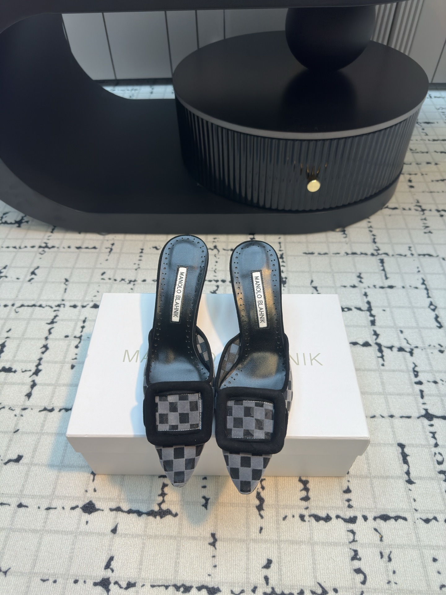 NO:465193,MANOLO BLAHNlK 2025 spring new MB fashion women's high heels lattice mesh muller slippers, no mediocre as ordinary sandals. Pointed toe design with square buckle embellishment, light luxury and atmospheric. The top quality of purchasing agent grade creates a luxurious top-notch work. Materials 1:1 custom imported suede mesh cloth, inner top-grade sheepskin inner sole original Italian imported leather outsole, heel height 7cm, size 34/42 (34.40.41.42 custom made without return or exchange), high heels, manolo blahnik, sandals, high heels, slippers, sheepskin, Leather soles19860909MANOLO BLAHNlK 2025春季新款ＭB时尚小女人高跟方格网布穆勒拖鞋、没有一般凉鞋的平庸.尖头设计加上方扣点缀、轻奢大气 代购级最顶级品质 打造奢华顶峰之作  材料1:1定制进口绒面格网布 内里顶级羊皮内里 鞋底原版意大利进口真皮大底 跟高7cm 码数34/42（34.40.41.42定做不退不换）,高跟鞋,manolo blahnik,sandals,high heels,slippers,sheepskin,Leather soles,Women's Shoes