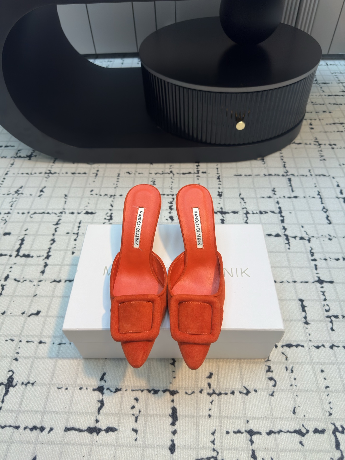 NO:465120,MANOLO BLAHNlK 2025 spring new MB fashionable little women's high heel sheep slippers, no mediocre as ordinary sandals. The pointed toe design plus square buckle embellishment, light luxury and atmospheric, the top quality of purchasing agent to create a luxurious top-notch work Materials 1:1 Customized original custom imported sheep tiles, top-notch sheepskin inner lining, original Italian imported leather sole, heel height 7cm, size 34/42 (34.40.41.42 Customized, no return or replacement), high heels, manolo blahnik, sandals, high heels, slippers, sheepskin, sheep, Leather soles19860909MANOLO BLAHNlK 2025春季新款MB时尚小女人高跟羊猄拖鞋、没有一般凉鞋的平庸.尖头设计加上方扣点缀、轻奢大气, 代购级最顶级品质 打造奢华顶峰之作  材料1:1定制原版定制进口羊猄 内里顶级羊皮内里 鞋底原版意大利进口真皮大底 跟高7cm 码数34/42（34.40.41.42定做不退不换）,高跟鞋,manolo blahnik,sandals,high heels,slippers,sheepskin,sheep,Leather soles,Women's Shoes